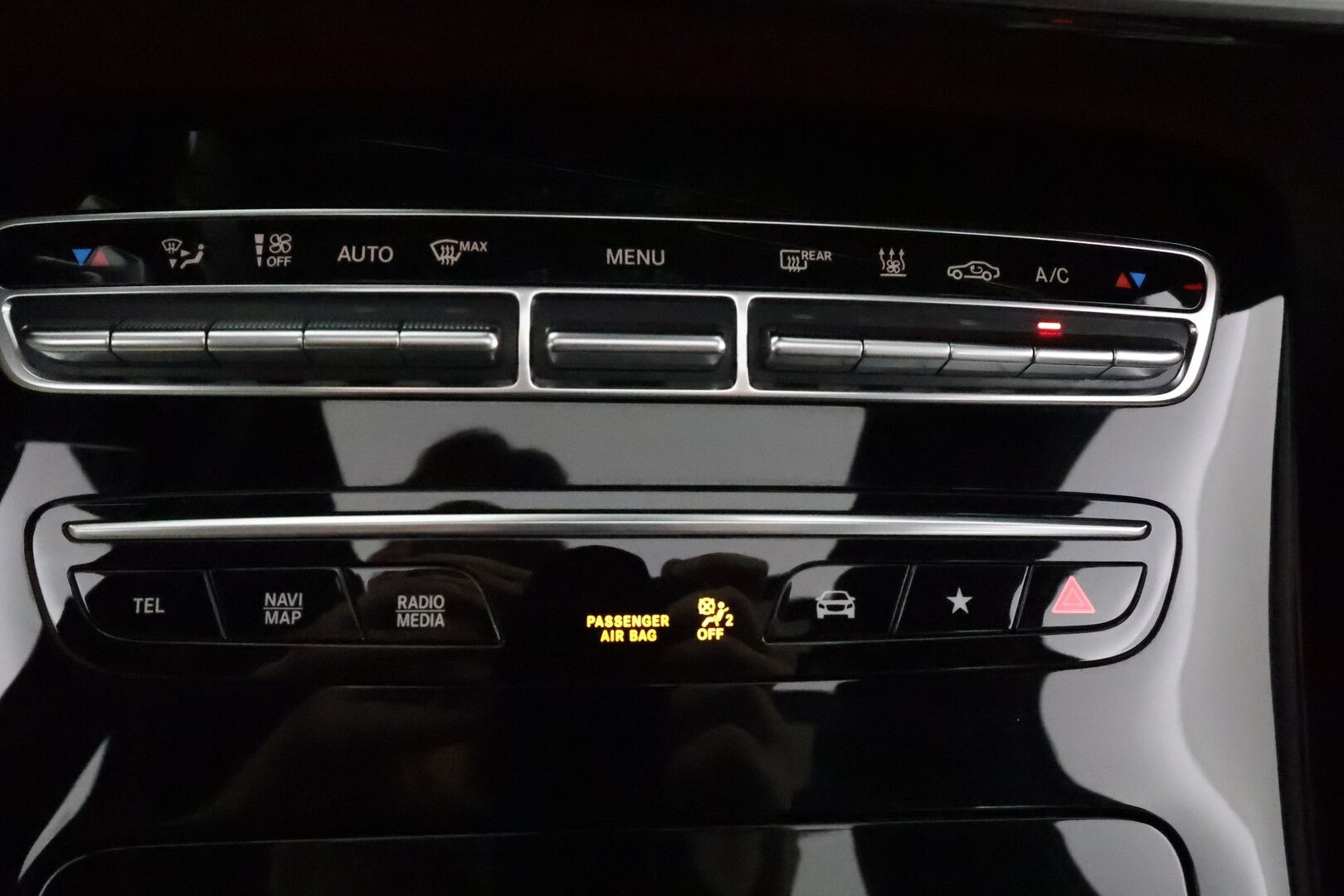 MERCEDES-BENZ EQC 2022 400 4Matic AMG Exclusive **Widescreen / HUD / ILS-LED / Distronic / 360° / Lasikattoluukku / Ilmastoidut Sporttinahat** - 3,99 % KORKOTARJOUS TÄHÄN AUTOON - 2x Latauskaapelit / Kahdet Renkaat / **HYVILLÄ KAMOILLA**