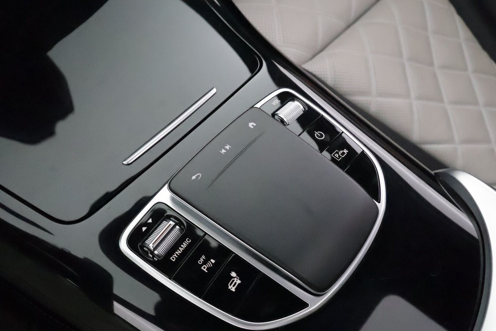 MERCEDES-BENZ EQC 2022 400 4Matic AMG Exclusive **Widescreen / HUD / ILS-LED / Distronic / 360° / Lasikattoluukku / Ilmastoidut Sporttinahat** - 3,99 % KORKOTARJOUS TÄHÄN AUTOON - 2x Latauskaapelit / Kahdet Renkaat / **HYVILLÄ KAMOILLA**