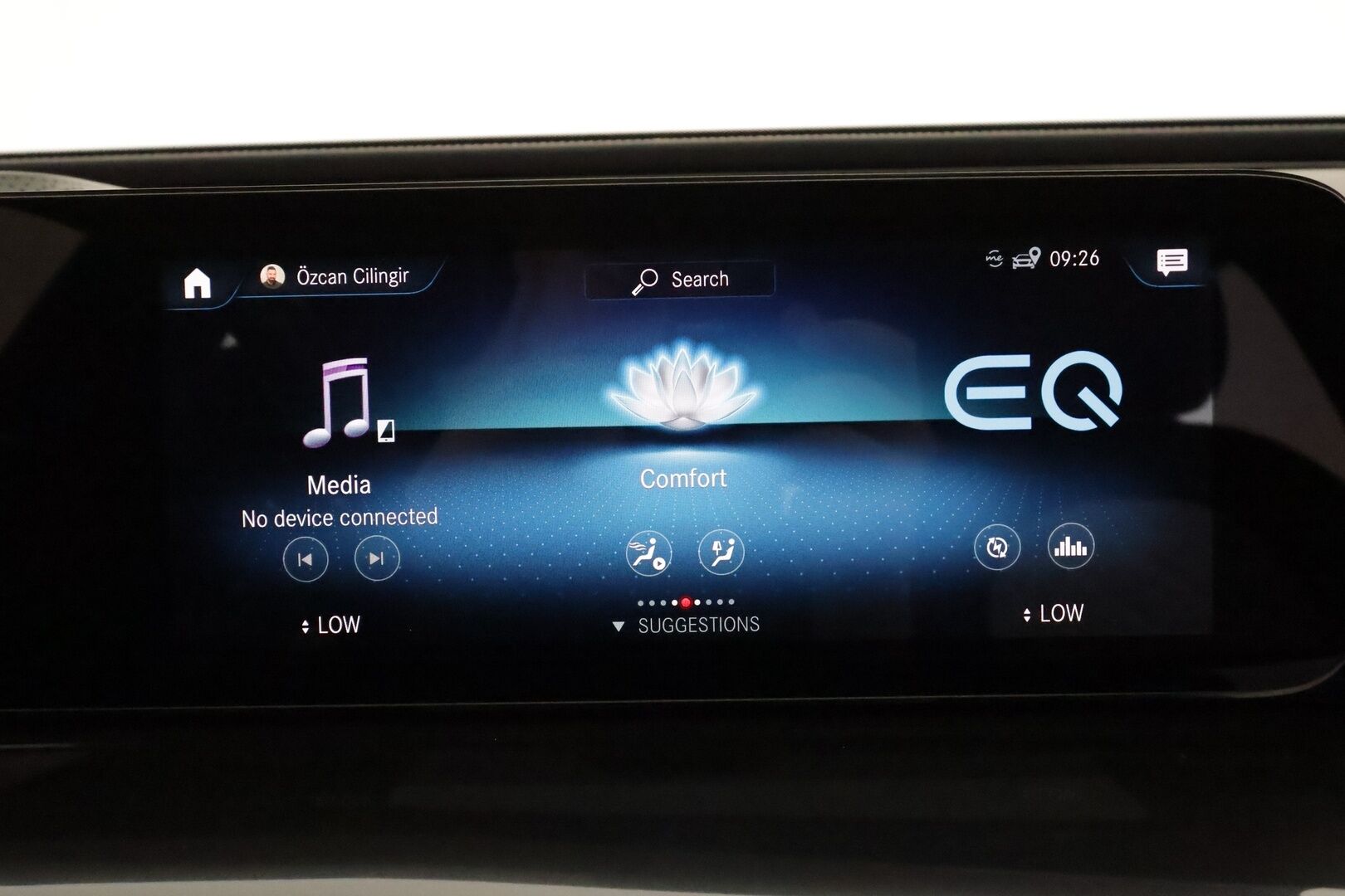 MERCEDES-BENZ EQC 2022 400 4Matic AMG Exclusive **Widescreen / HUD / ILS-LED / Distronic / 360° / Lasikattoluukku / Ilmastoidut Sporttinahat** - 3,99 % KORKOTARJOUS TÄHÄN AUTOON - 2x Latauskaapelit / Kahdet Renkaat / **HYVILLÄ KAMOILLA**