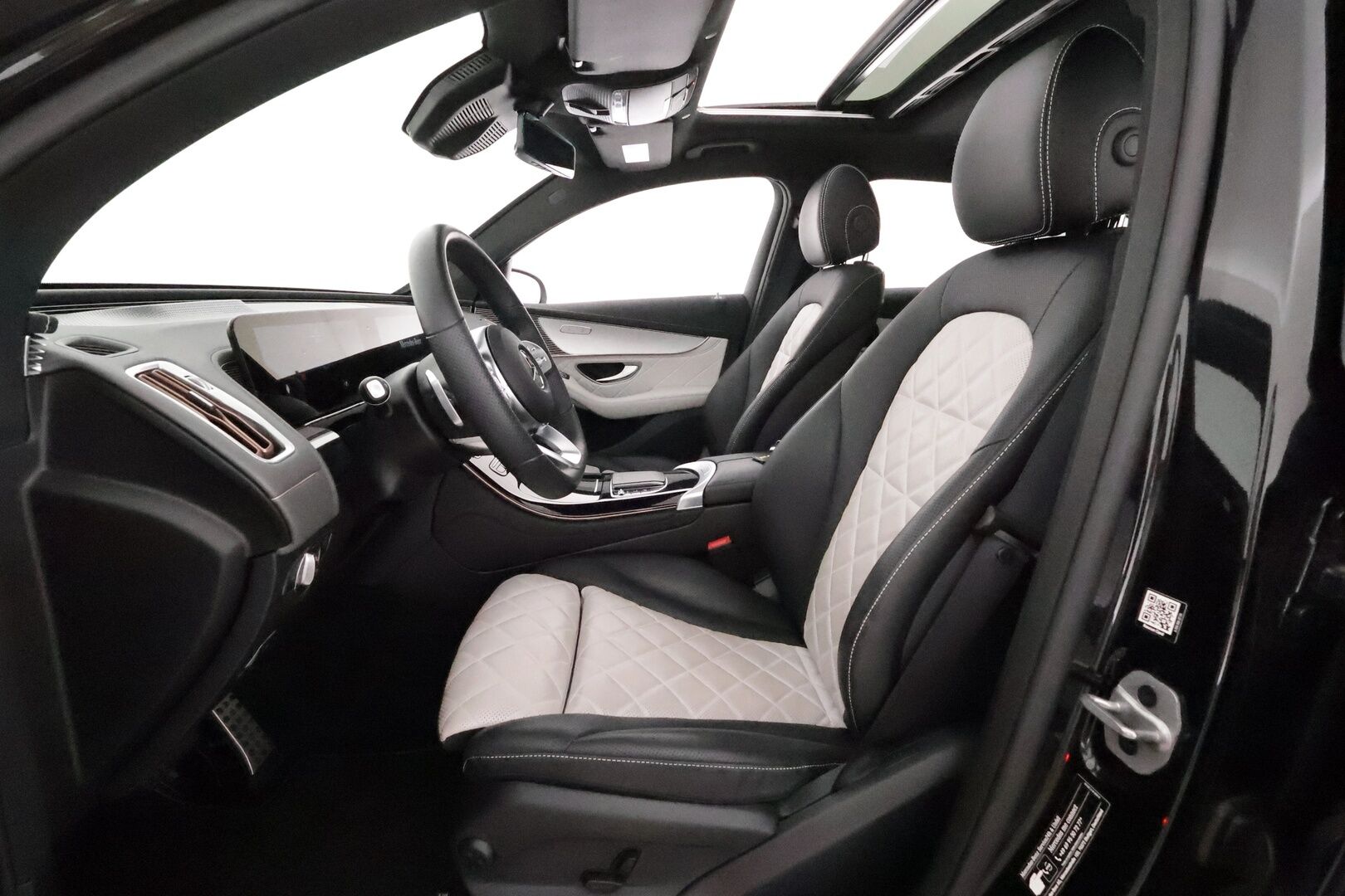MERCEDES-BENZ EQC 2022 400 4Matic AMG Exclusive **Widescreen / HUD / ILS-LED / Distronic / 360° / Lasikattoluukku / Ilmastoidut Sporttinahat** - 3,99 % KORKOTARJOUS TÄHÄN AUTOON - 2x Latauskaapelit / Kahdet Renkaat / **HYVILLÄ KAMOILLA**