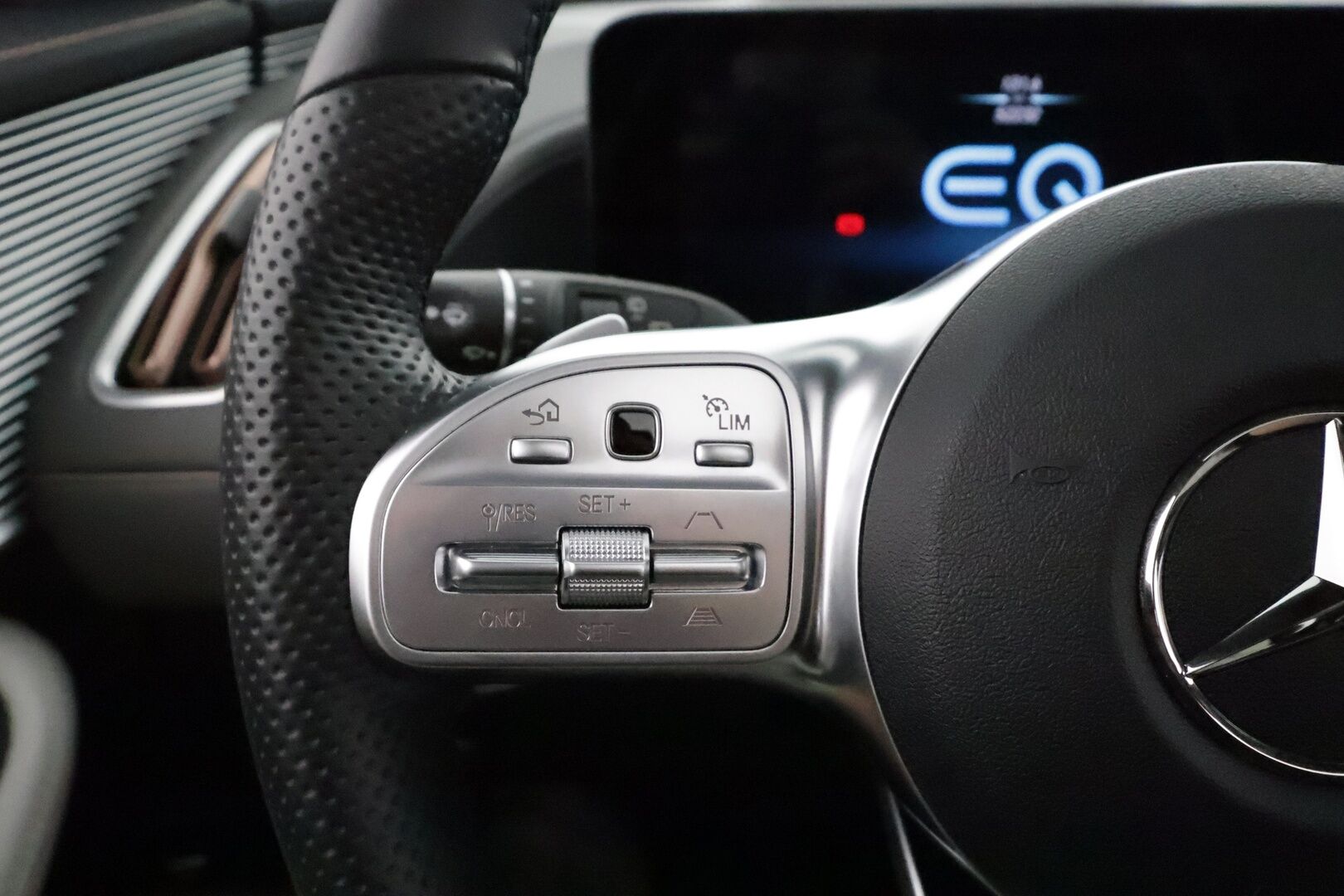 MERCEDES-BENZ EQC 2022 400 4Matic AMG Exclusive **Widescreen / HUD / ILS-LED / Distronic / 360° / Lasikattoluukku / Ilmastoidut Sporttinahat** - 3,99 % KORKOTARJOUS TÄHÄN AUTOON - 2x Latauskaapelit / Kahdet Renkaat / **HYVILLÄ KAMOILLA**