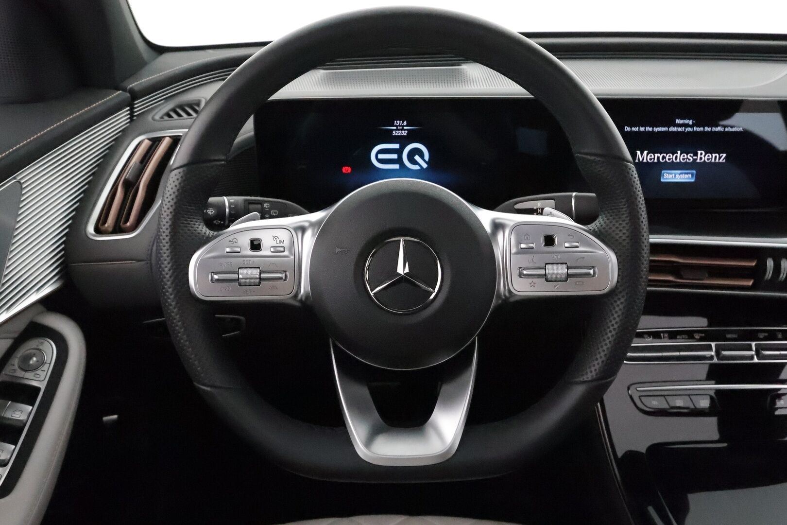 MERCEDES-BENZ EQC 2022 400 4Matic AMG Exclusive **Widescreen / HUD / ILS-LED / Distronic / 360° / Lasikattoluukku / Ilmastoidut Sporttinahat** - 3,99 % KORKOTARJOUS TÄHÄN AUTOON - 2x Latauskaapelit / Kahdet Renkaat / **HYVILLÄ KAMOILLA**