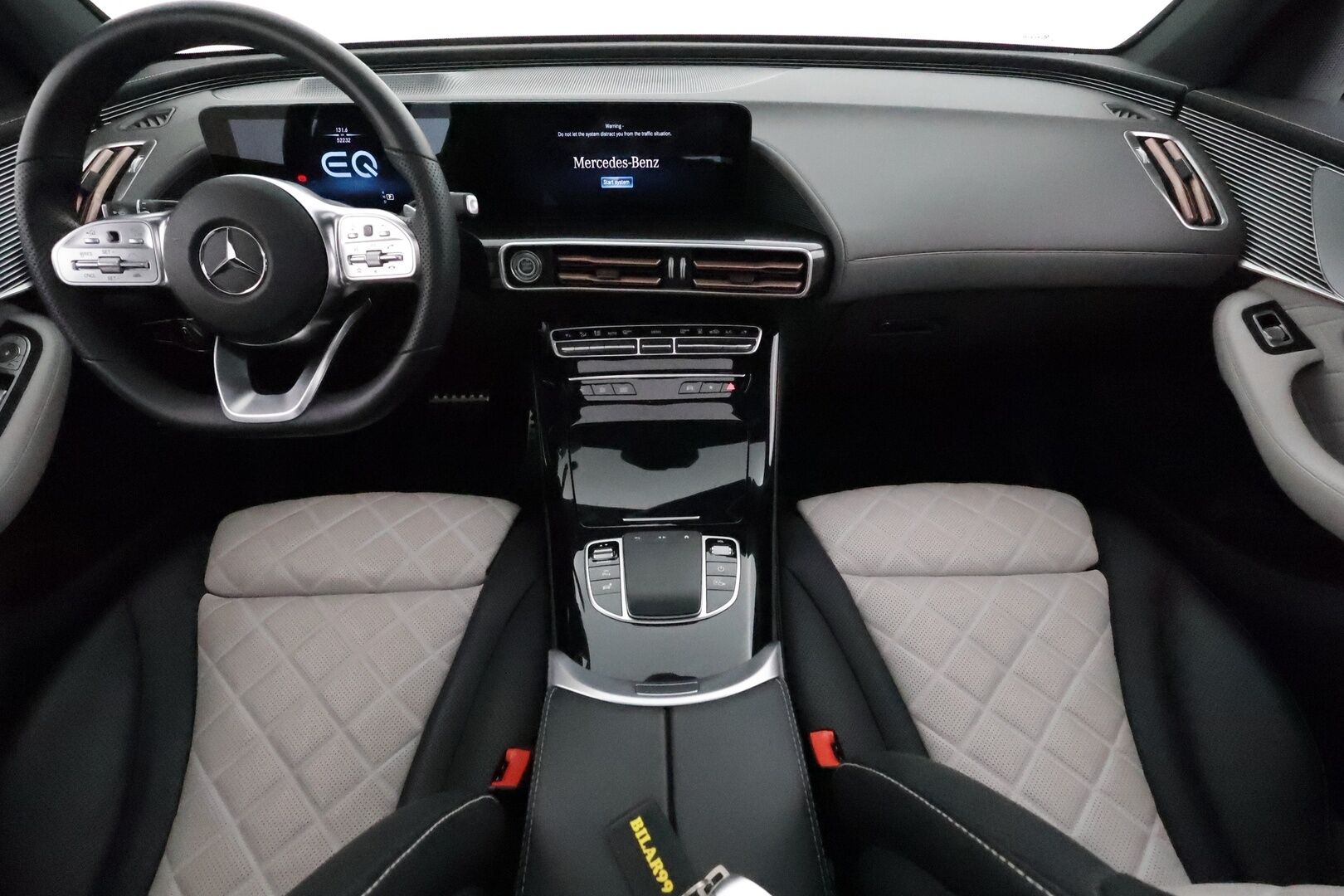 MERCEDES-BENZ EQC 2022 400 4Matic AMG Exclusive **Widescreen / HUD / ILS-LED / Distronic / 360° / Lasikattoluukku / Ilmastoidut Sporttinahat** - 3,99 % KORKOTARJOUS TÄHÄN AUTOON - 2x Latauskaapelit / Kahdet Renkaat / **HYVILLÄ KAMOILLA**