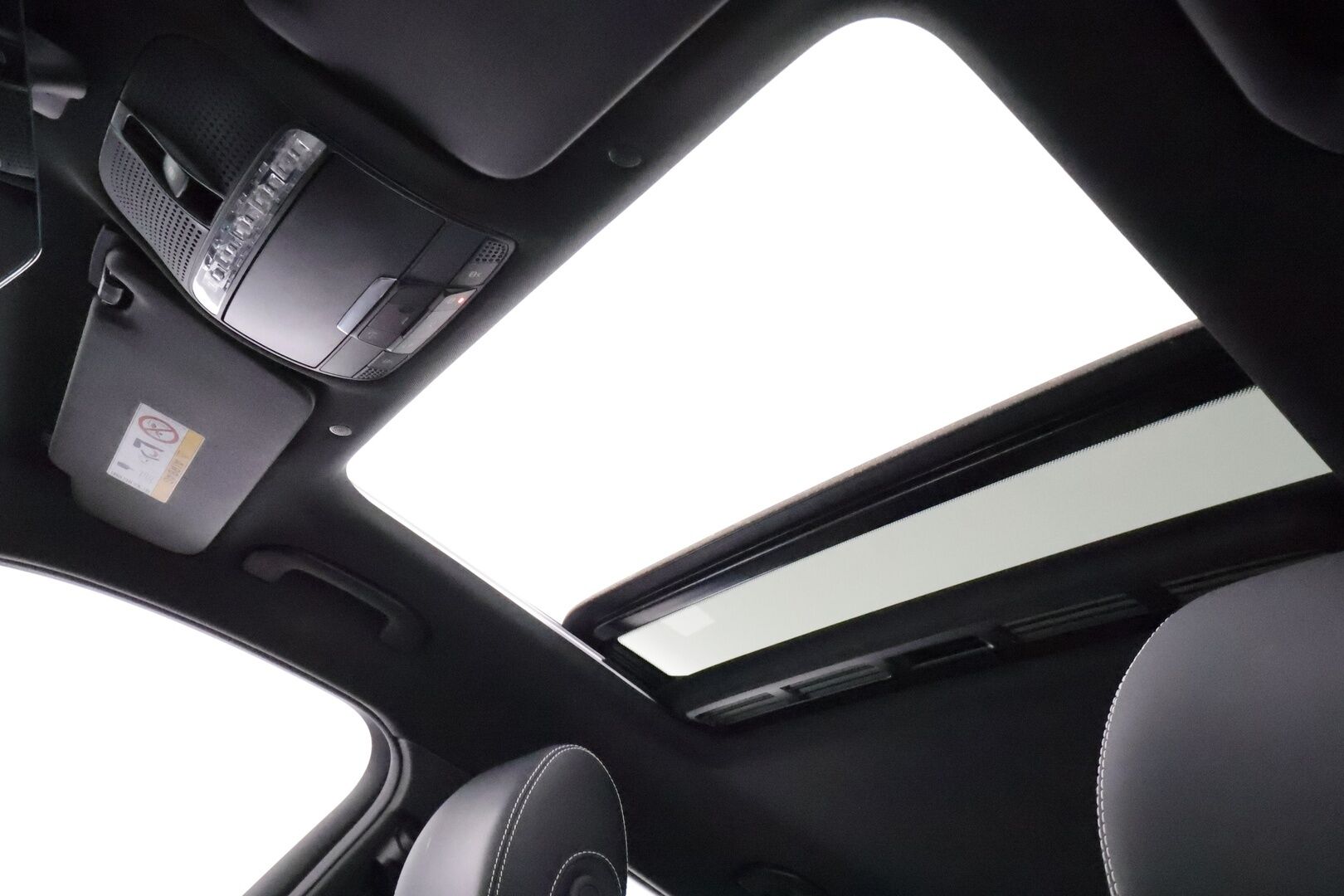 MERCEDES-BENZ EQC 2022 400 4Matic AMG Exclusive **Widescreen / HUD / ILS-LED / Distronic / 360° / Lasikattoluukku / Ilmastoidut Sporttinahat** - 3,99 % KORKOTARJOUS TÄHÄN AUTOON - 2x Latauskaapelit / Kahdet Renkaat / **HYVILLÄ KAMOILLA**