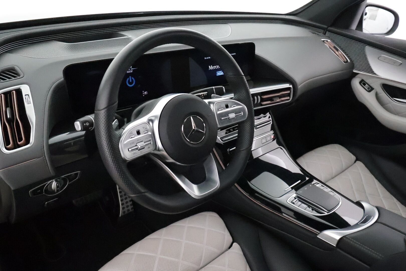 MERCEDES-BENZ EQC 2022 400 4Matic AMG Exclusive **Widescreen / HUD / ILS-LED / Distronic / 360° / Lasikattoluukku / Ilmastoidut Sporttinahat** - 3,99 % KORKOTARJOUS TÄHÄN AUTOON - 2x Latauskaapelit / Kahdet Renkaat / **HYVILLÄ KAMOILLA**