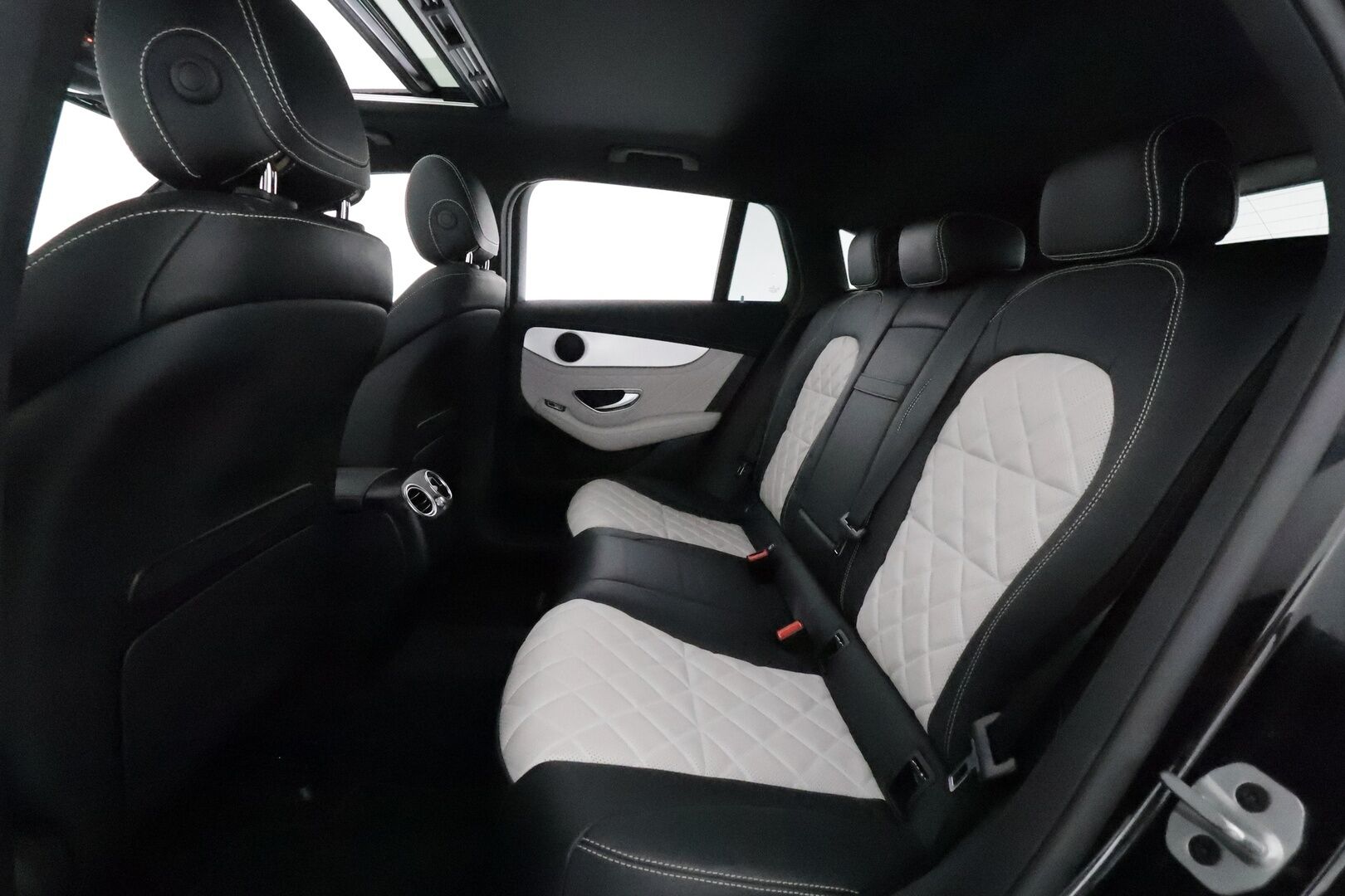 MERCEDES-BENZ EQC 2022 400 4Matic AMG Exclusive **Widescreen / HUD / ILS-LED / Distronic / 360° / Lasikattoluukku / Ilmastoidut Sporttinahat** - 3,99 % KORKOTARJOUS TÄHÄN AUTOON - 2x Latauskaapelit / Kahdet Renkaat / **HYVILLÄ KAMOILLA**