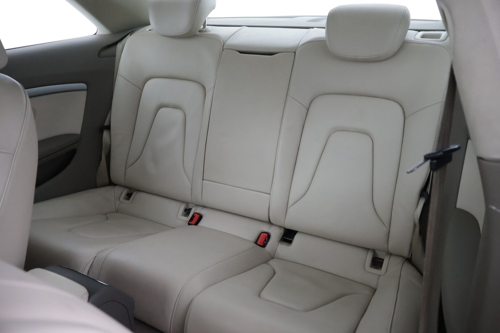 Audi A5 2010 Coupé 2,0 TFSI  132 kW Start-Stop Myydään huutokaupat.com - Suomi-auto | Huoltokirja | Webasto kaukosäädöllä | Digimittaristo | Xenon-ajovalot | Vaalea nahkasisusta | Vakionopeudensäädin | Tutkat | Myydään huutokaupat.com 
