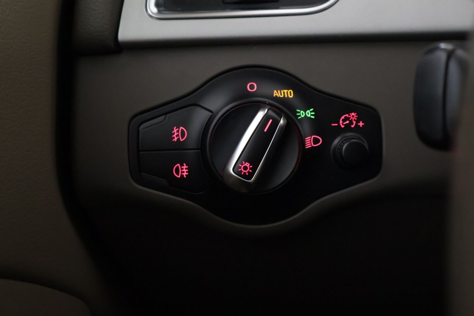 Audi A5 2010 Coupé 2,0 TFSI  132 kW Start-Stop Myydään huutokaupat.com - Suomi-auto | Huoltokirja | Webasto kaukosäädöllä | Digimittaristo | Xenon-ajovalot | Vaalea nahkasisusta | Vakionopeudensäädin | Tutkat | Myydään huutokaupat.com 