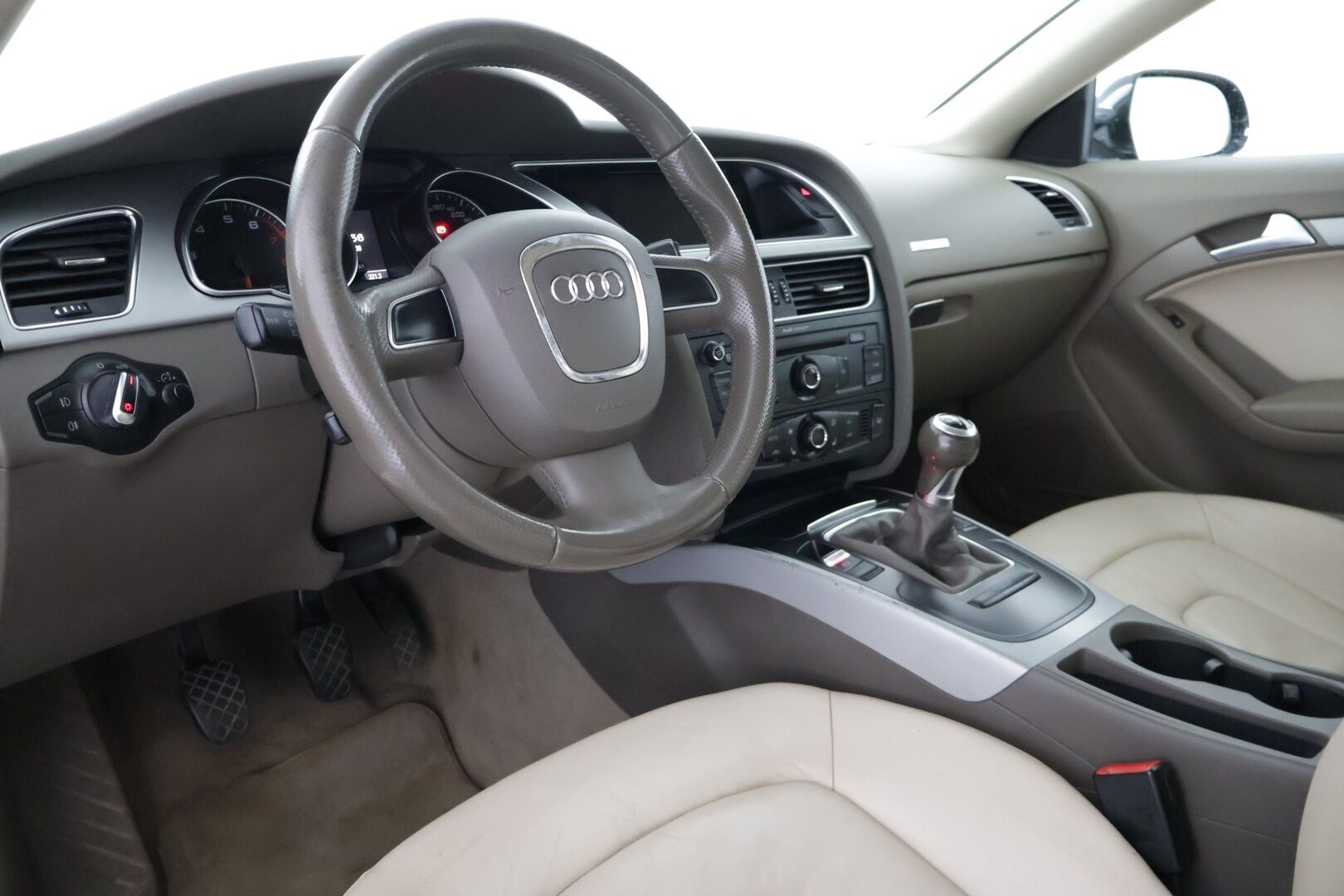 Audi A5 2010 Coupé 2,0 TFSI  132 kW Start-Stop Myydään huutokaupat.com - Suomi-auto | Huoltokirja | Webasto kaukosäädöllä | Digimittaristo | Xenon-ajovalot | Vaalea nahkasisusta | Vakionopeudensäädin | Tutkat | Myydään huutokaupat.com 