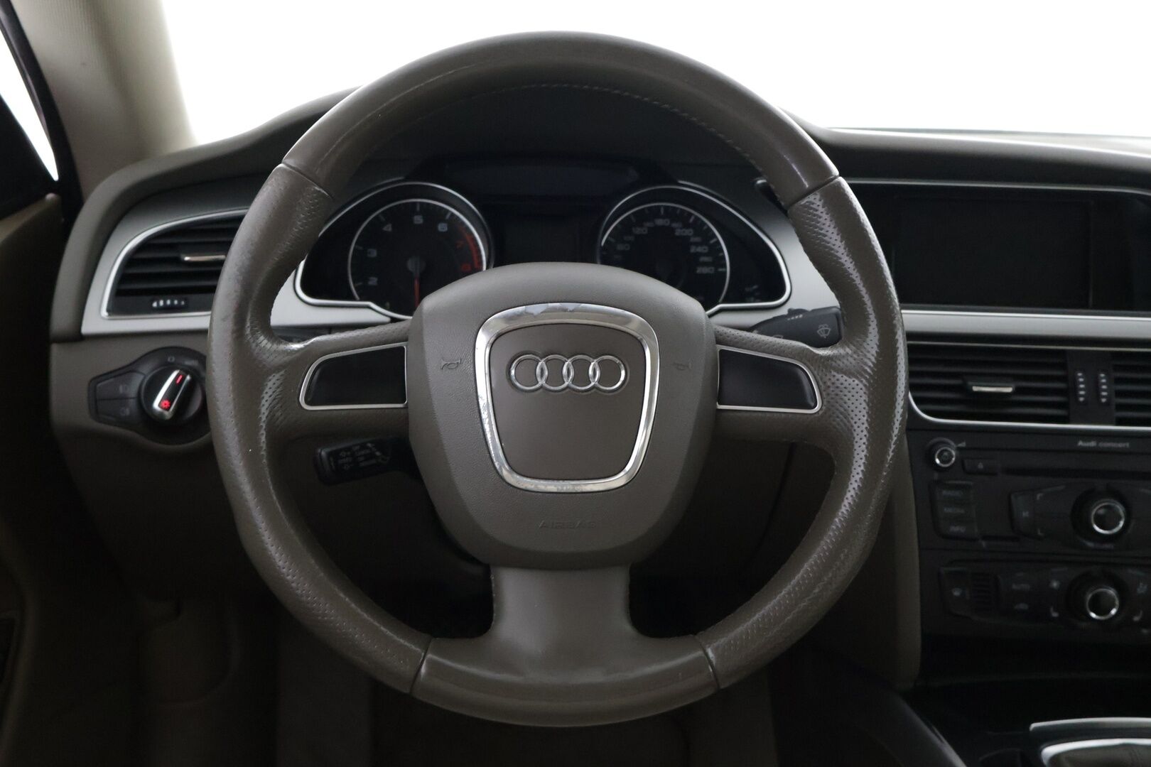 Audi A5 2010 Coupé 2,0 TFSI  132 kW Start-Stop Myydään huutokaupat.com - Suomi-auto | Huoltokirja | Webasto kaukosäädöllä | Digimittaristo | Xenon-ajovalot | Vaalea nahkasisusta | Vakionopeudensäädin | Tutkat | Myydään huutokaupat.com 