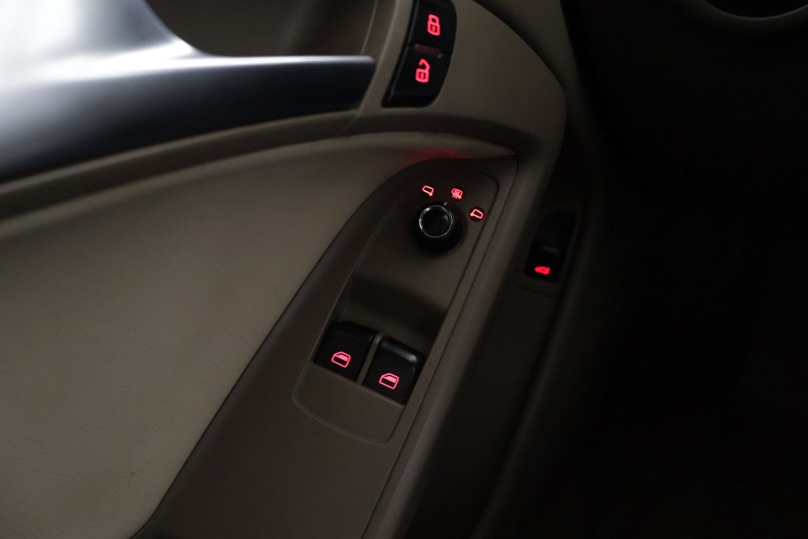 Audi A5 2010 Coupé 2,0 TFSI  132 kW Start-Stop Myydään huutokaupat.com - Suomi-auto | Huoltokirja | Webasto kaukosäädöllä | Digimittaristo | Xenon-ajovalot | Vaalea nahkasisusta | Vakionopeudensäädin | Tutkat | Myydään huutokaupat.com 