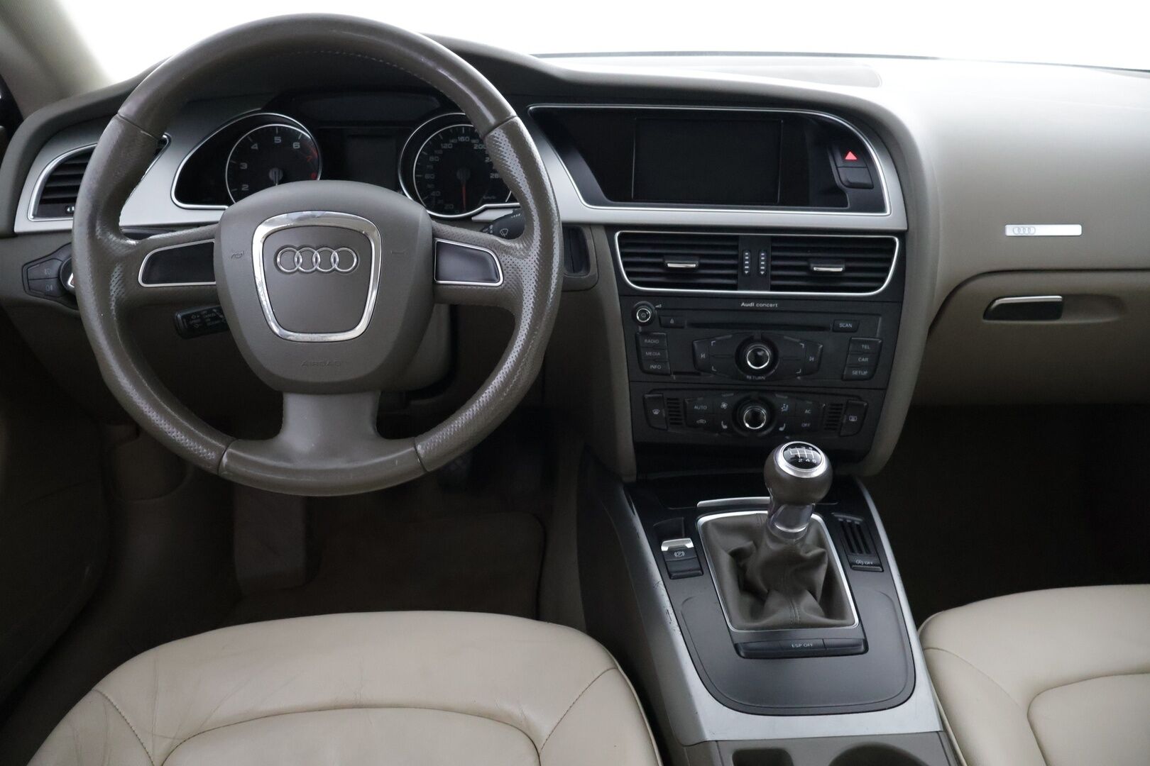 Audi A5 2010 Coupé 2,0 TFSI  132 kW Start-Stop Myydään huutokaupat.com - Suomi-auto | Huoltokirja | Webasto kaukosäädöllä | Digimittaristo | Xenon-ajovalot | Vaalea nahkasisusta | Vakionopeudensäädin | Tutkat | Myydään huutokaupat.com 
