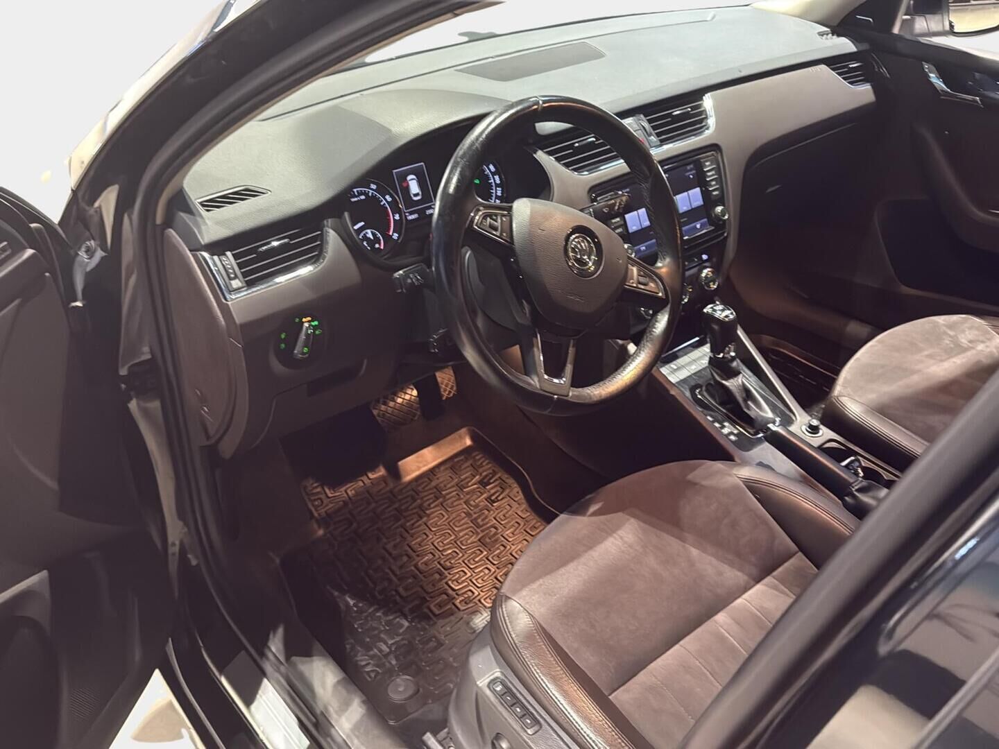 Skoda Octavia 2015 Combi 1,8 TSI 4x4 L&K DSG Autom. - Suomiauto | Webasto | ACC | Canton | Vetokoukku | Nahka-Alcantara Muistipenkki | Front Assist | Supervarusteet!