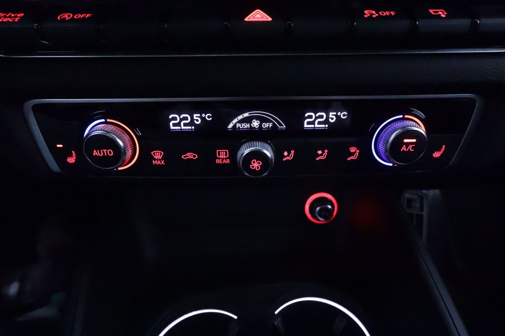 Audi S3 2015 Sedan 2,0 TFSI 221 kW quattro S tronic *Bang&Olufsen / Vakkari / Keyless / Navi / Sporttipenkit / Lohkolämmitin* - Hunajakennomaski / Flatbottom ratti / Suomi-auto / Merkkihuollettu / Kahdet renkaat aluvanteilla