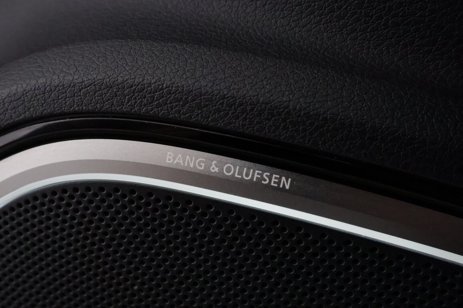 Audi S3 2015 Sedan 2,0 TFSI 221 kW quattro S tronic *Bang&Olufsen / Vakkari / Keyless / Navi / Sporttipenkit / Lohkolämmitin* - Hunajakennomaski / Flatbottom ratti / Suomi-auto / Merkkihuollettu / Kahdet renkaat aluvanteilla