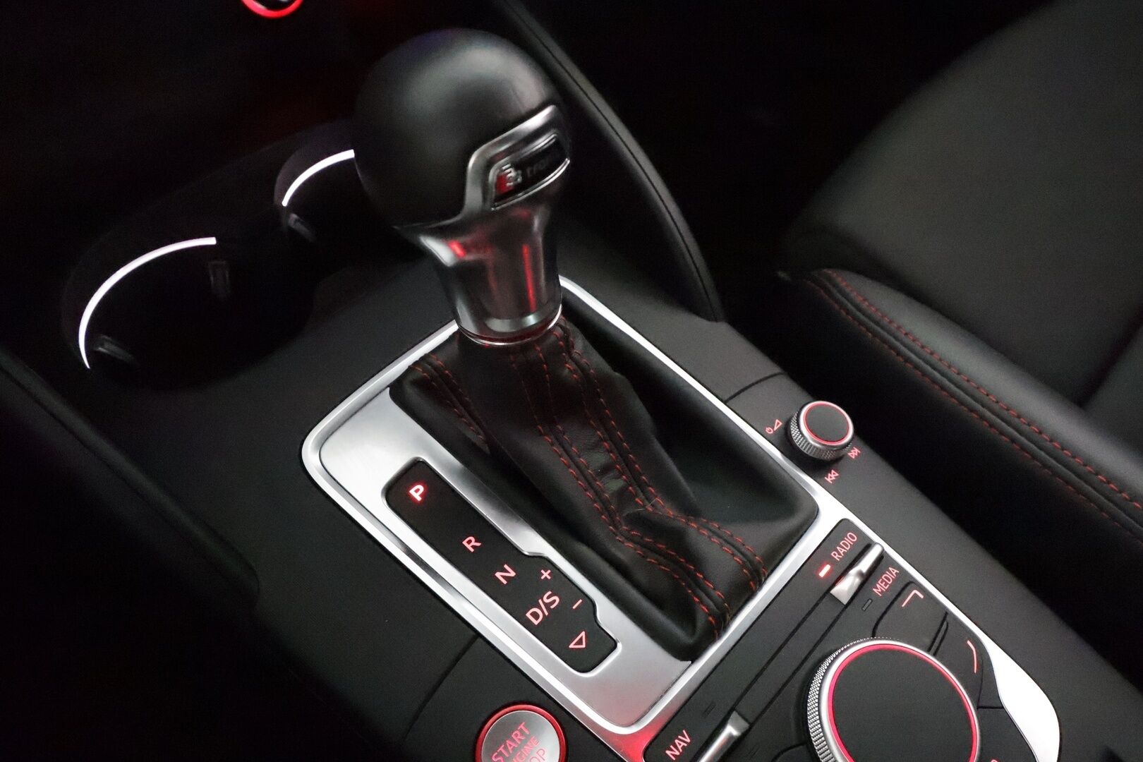Audi S3 2015 Sedan 2,0 TFSI 221 kW quattro S tronic *Bang&Olufsen / Vakkari / Keyless / Navi / Sporttipenkit / Lohkolämmitin* - Hunajakennomaski / Flatbottom ratti / Suomi-auto / Merkkihuollettu / Kahdet renkaat aluvanteilla