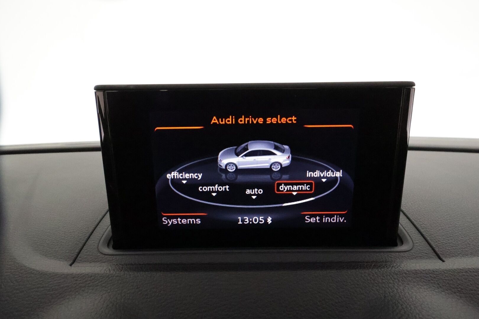 Audi S3 2015 Sedan 2,0 TFSI 221 kW quattro S tronic *Bang&Olufsen / Vakkari / Keyless / Navi / Sporttipenkit / Lohkolämmitin* - Hunajakennomaski / Flatbottom ratti / Suomi-auto / Merkkihuollettu / Kahdet renkaat aluvanteilla