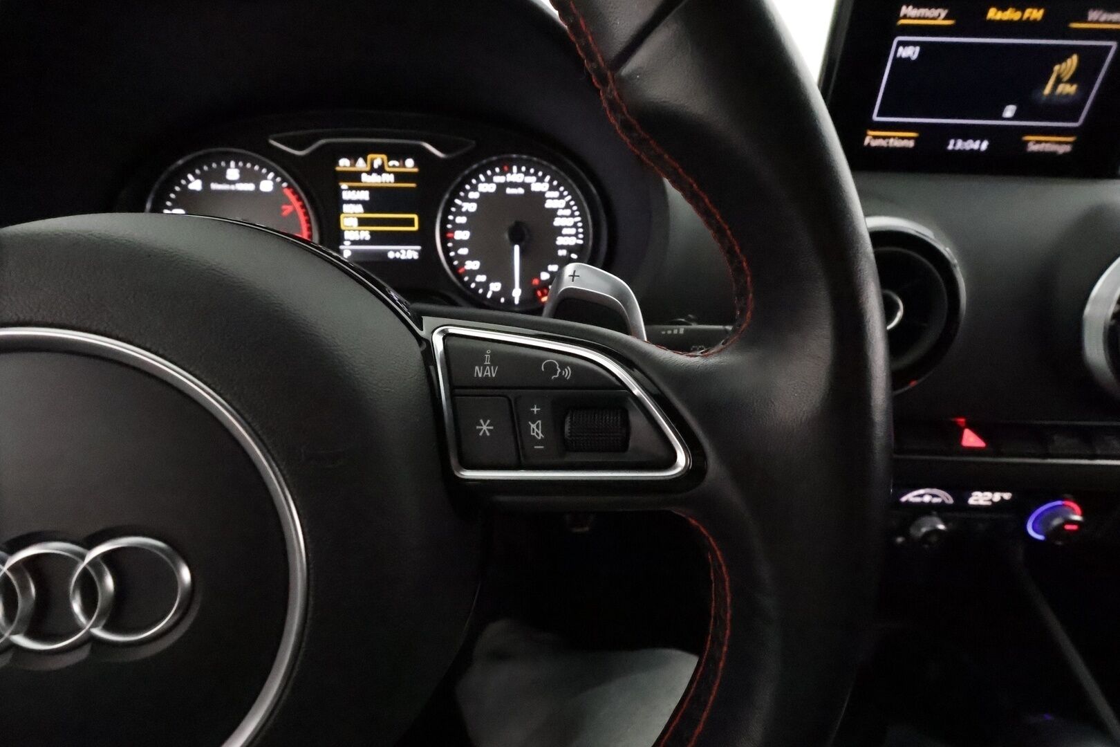 Audi S3 2015 Sedan 2,0 TFSI 221 kW quattro S tronic *Bang&Olufsen / Vakkari / Keyless / Navi / Sporttipenkit / Lohkolämmitin* - *Hunajakennomaski / Flatbottom ratti / Suomi-auto / Merkkihuollettu / Kahdet renkaat aluvanteilla*