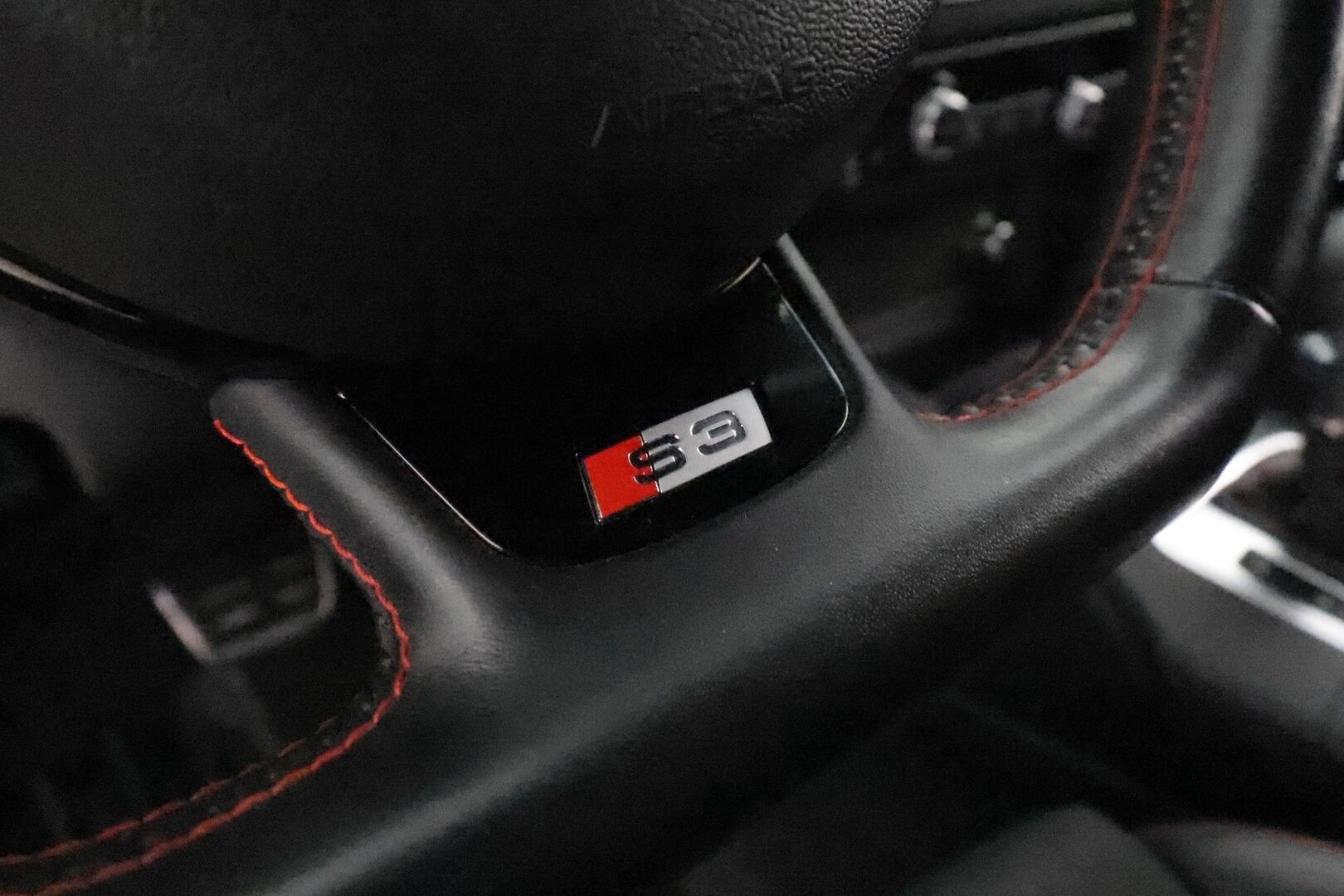 Audi S3 2015 Sedan 2,0 TFSI 221 kW quattro S tronic *Bang&Olufsen / Vakkari / Keyless / Navi / Sporttipenkit / Lohkolämmitin* - Hunajakennomaski / Flatbottom ratti / Suomi-auto / Merkkihuollettu / Kahdet renkaat aluvanteilla