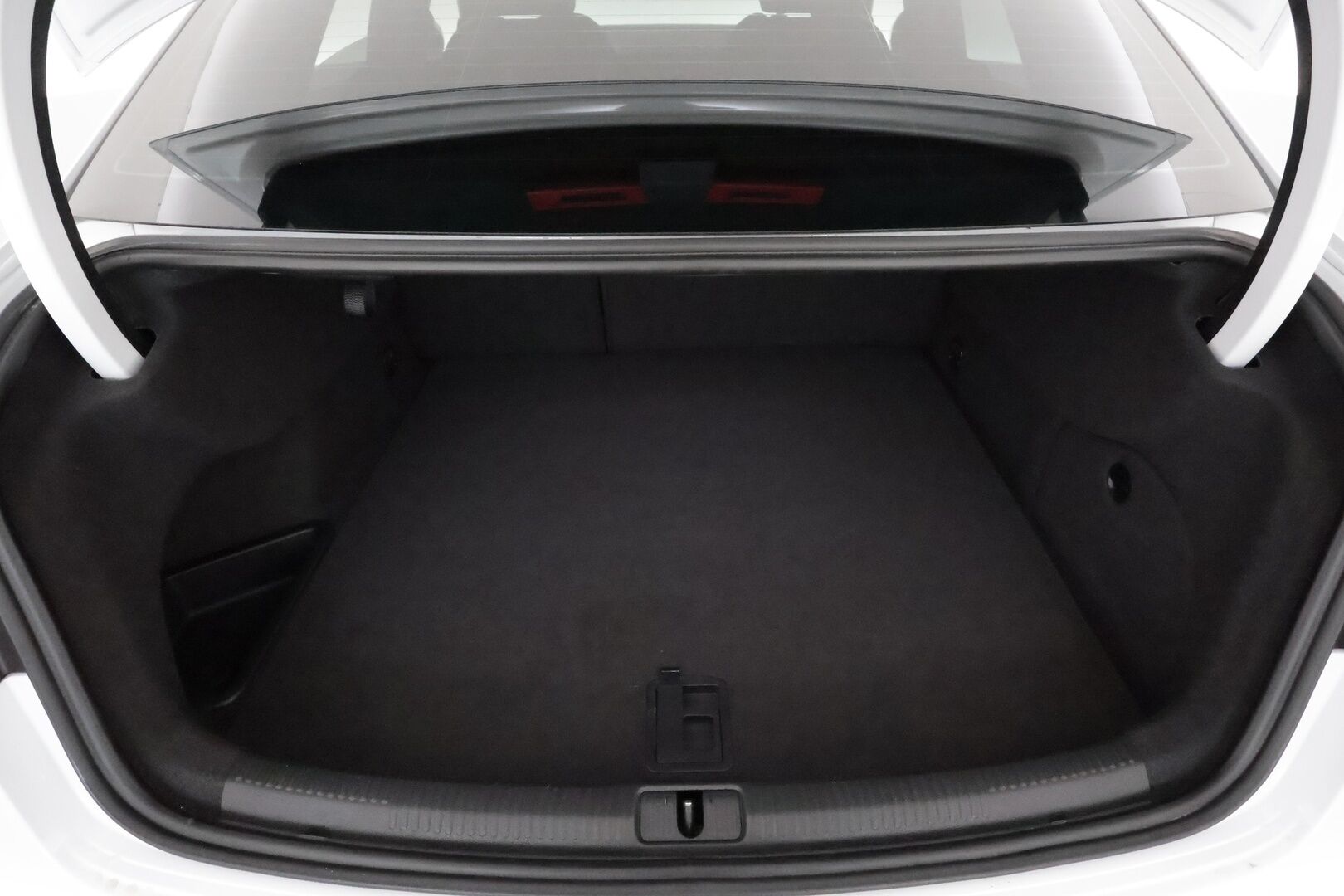 Audi S3 2015 Sedan 2,0 TFSI 221 kW quattro S tronic *Bang&Olufsen / Vakkari / Keyless / Navi / Sporttipenkit / Lohkolämmitin* - *Hunajakennomaski / Flatbottom ratti / Suomi-auto / Merkkihuollettu / Kahdet renkaat aluvanteilla*