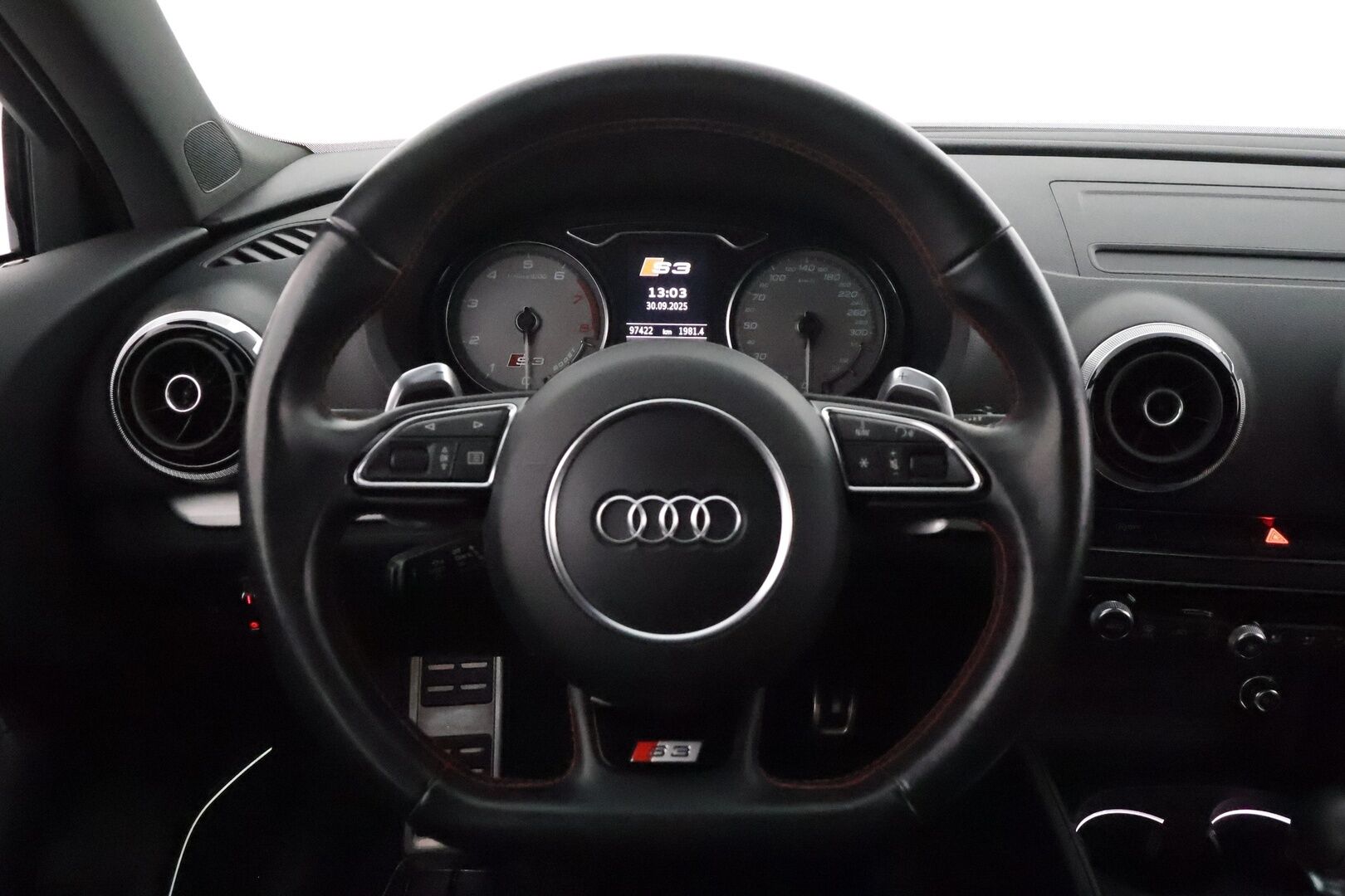 Audi S3 2015 Sedan 2,0 TFSI 221 kW quattro S tronic *Bang&Olufsen / Vakkari / Keyless / Navi / Sporttipenkit / Lohkolämmitin* - Hunajakennomaski / Flatbottom ratti / Suomi-auto / Merkkihuollettu / Kahdet renkaat aluvanteilla
