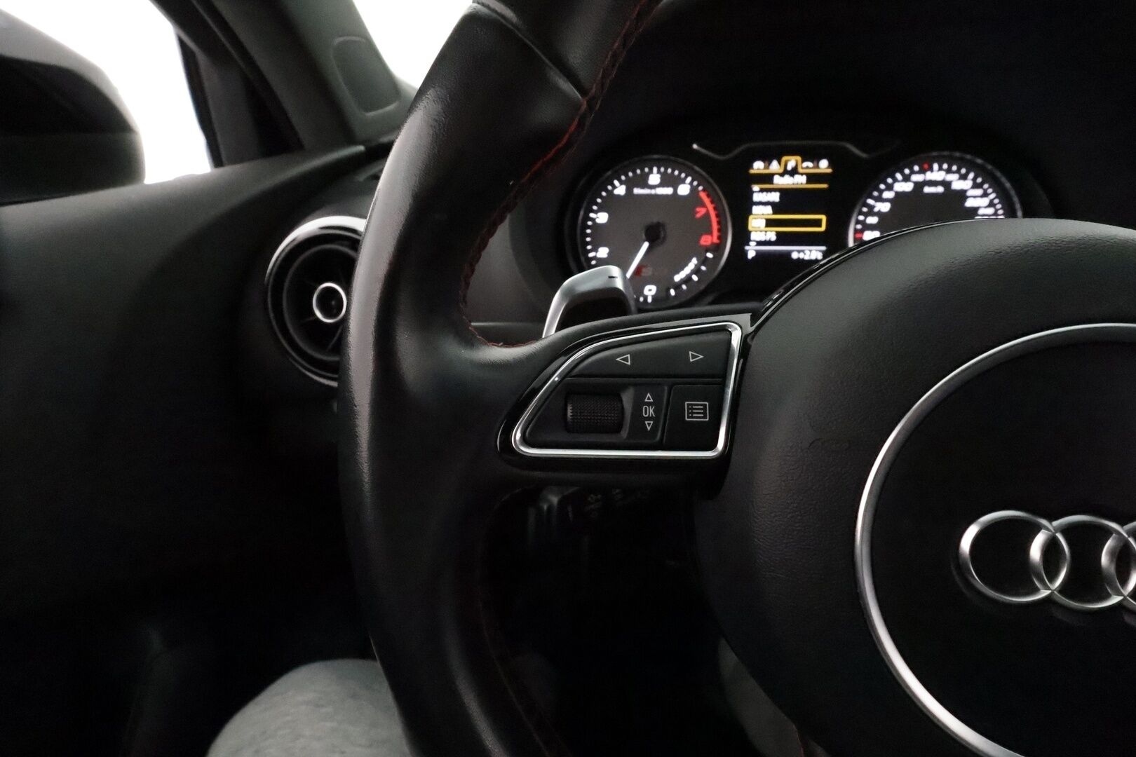 Audi S3 2015 Sedan 2,0 TFSI 221 kW quattro S tronic *Bang&Olufsen / Vakkari / Keyless / Navi / Sporttipenkit / Lohkolämmitin* - *Hunajakennomaski / Flatbottom ratti / Suomi-auto / Merkkihuollettu / Kahdet renkaat aluvanteilla*