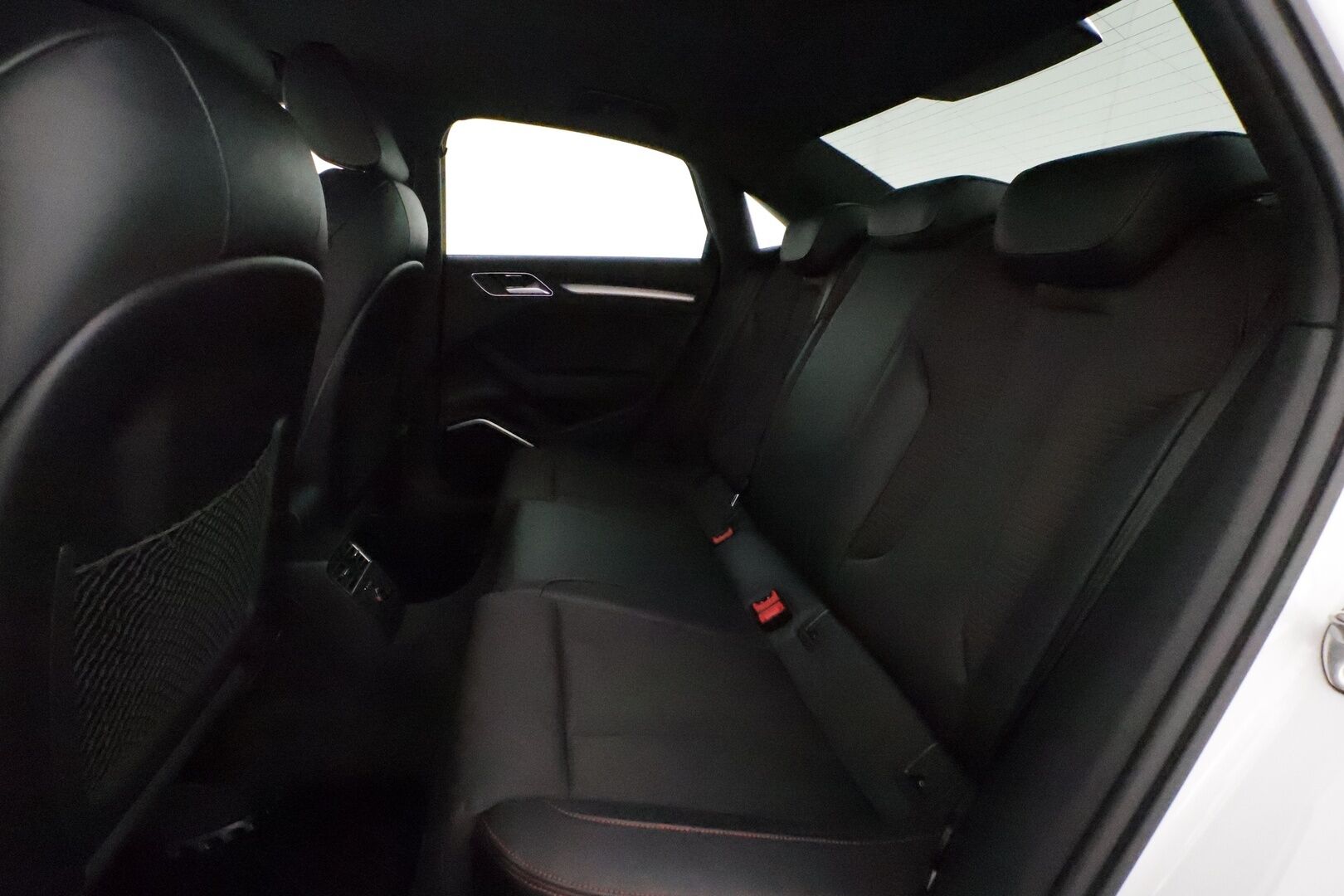 Audi S3 2015 Sedan 2,0 TFSI 221 kW quattro S tronic *Bang&Olufsen / Vakkari / Keyless / Navi / Sporttipenkit / Lohkolämmitin* - Hunajakennomaski / Flatbottom ratti / Suomi-auto / Merkkihuollettu / Kahdet renkaat aluvanteilla