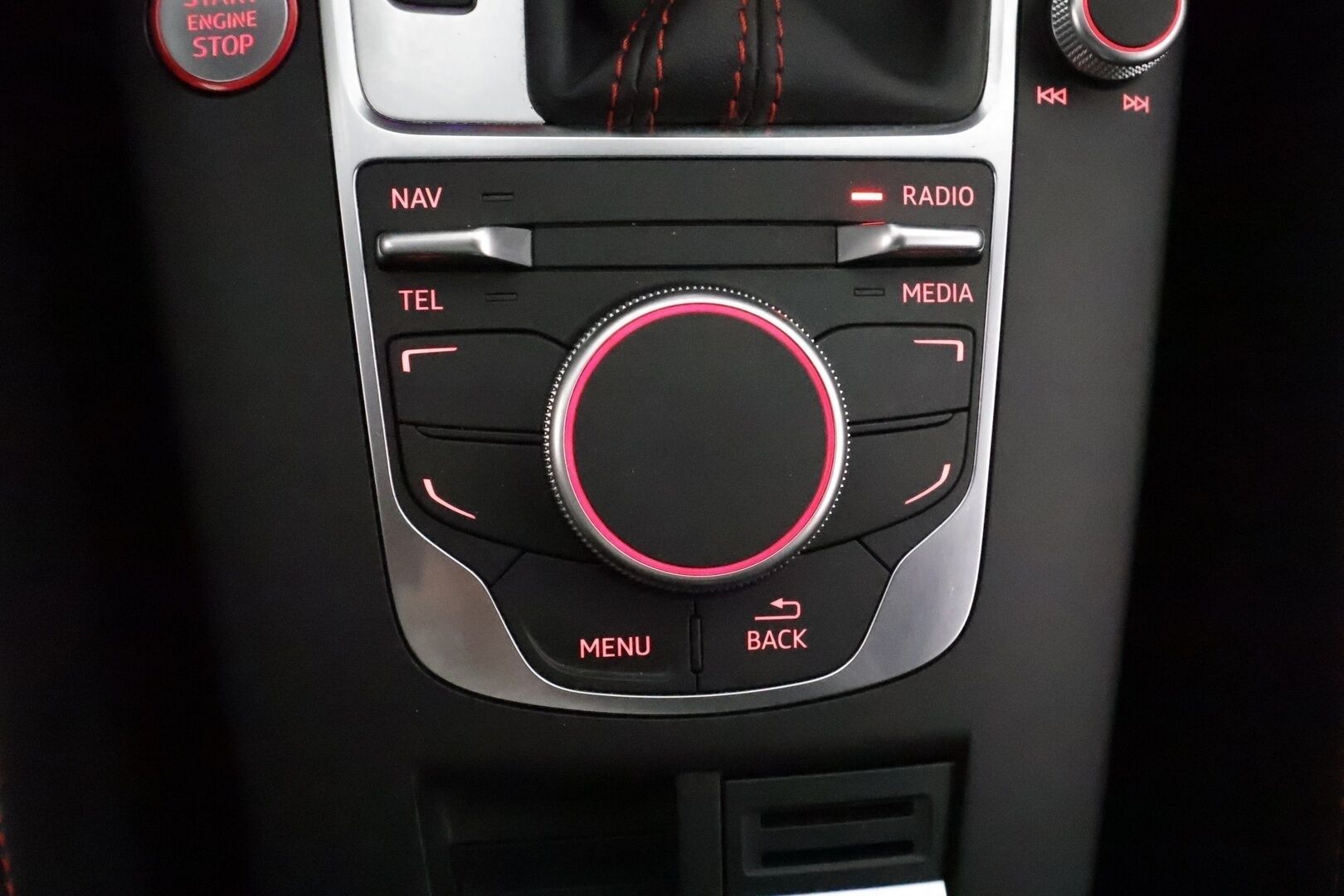 Audi S3 2015 Sedan 2,0 TFSI 221 kW quattro S tronic *Bang&Olufsen / Vakkari / Keyless / Navi / Sporttipenkit / Lohkolämmitin* - *Hunajakennomaski / Flatbottom ratti / Suomi-auto / Merkkihuollettu / Kahdet renkaat aluvanteilla*