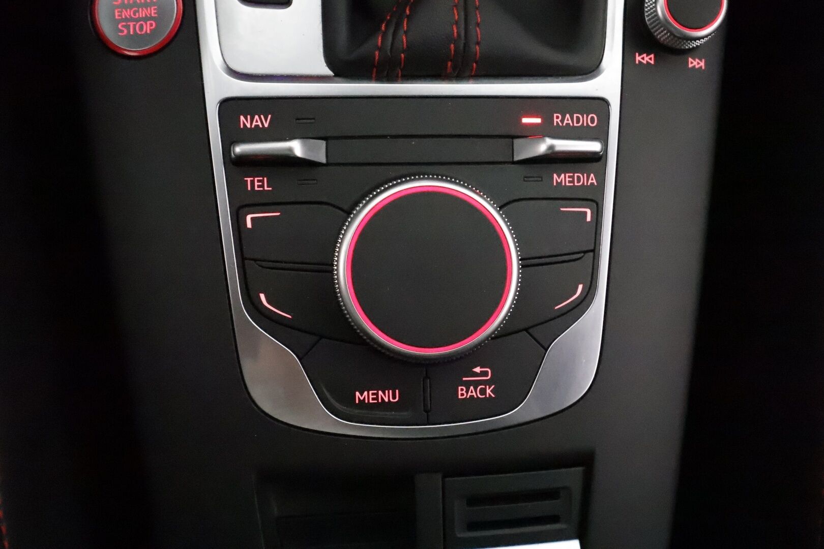 Audi S3 2015 Sedan 2,0 TFSI 221 kW quattro S tronic *Bang&Olufsen / Vakkari / Keyless / Navi / Sporttipenkit / Lohkolämmitin* - Hunajakennomaski / Flatbottom ratti / Suomi-auto / Merkkihuollettu / Kahdet renkaat aluvanteilla