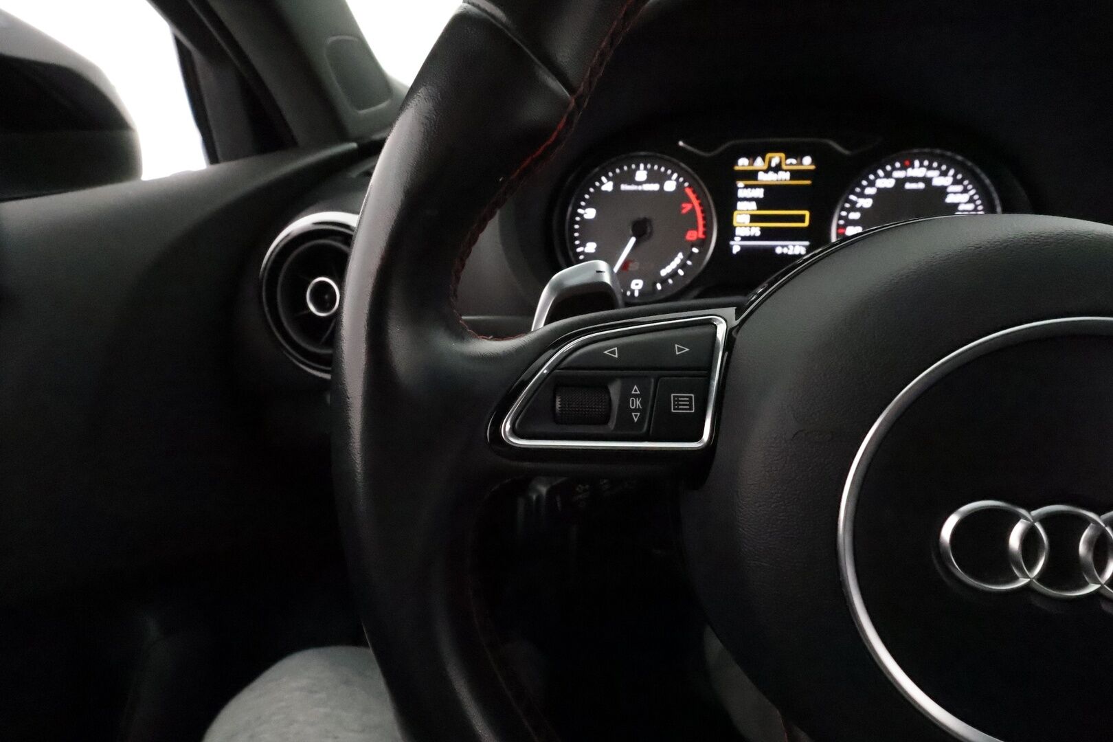 Audi S3 2015 Sedan 2,0 TFSI 221 kW quattro S tronic *Bang&Olufsen / Vakkari / Keyless / Navi / Sporttipenkit / Lohkolämmitin* - Hunajakennomaski / Flatbottom ratti / Suomi-auto / Merkkihuollettu / Kahdet renkaat aluvanteilla - Osta nyt, maksa vasta ensi vuonna