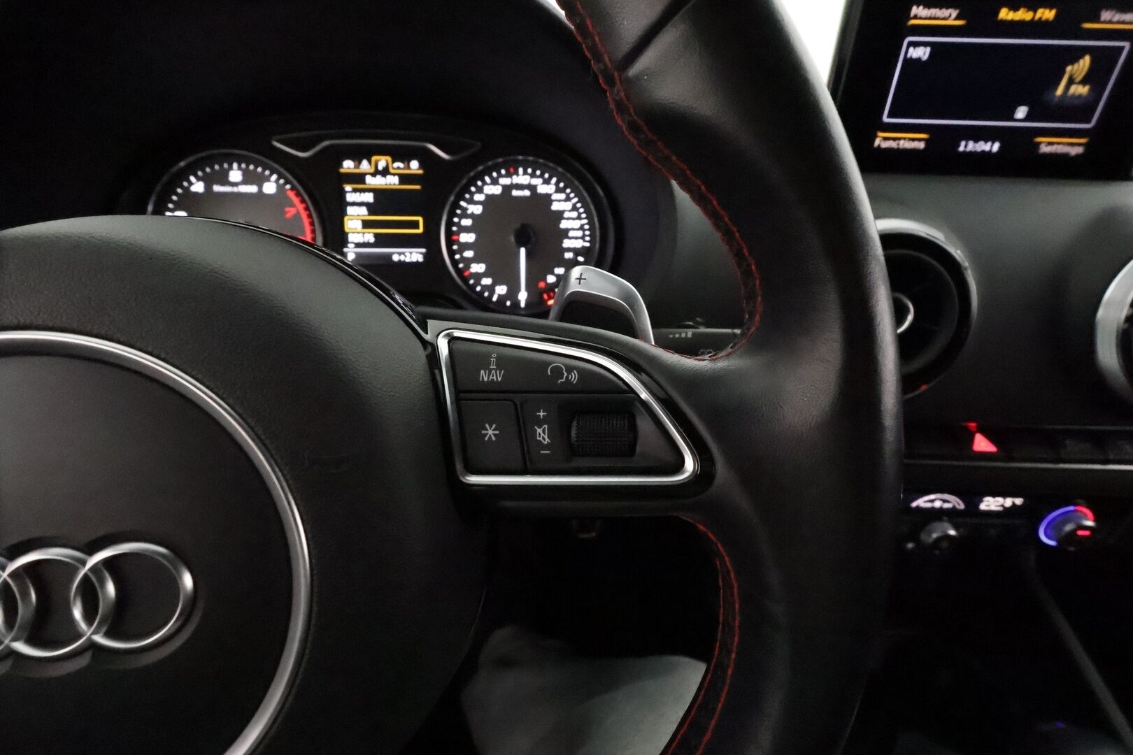 Audi S3 2015 Sedan 2,0 TFSI 221 kW quattro S tronic *Bang&Olufsen / Vakkari / Keyless / Navi / Sporttipenkit / Lohkolämmitin* - Hunajakennomaski / Flatbottom ratti / Suomi-auto / Merkkihuollettu / Kahdet renkaat aluvanteilla