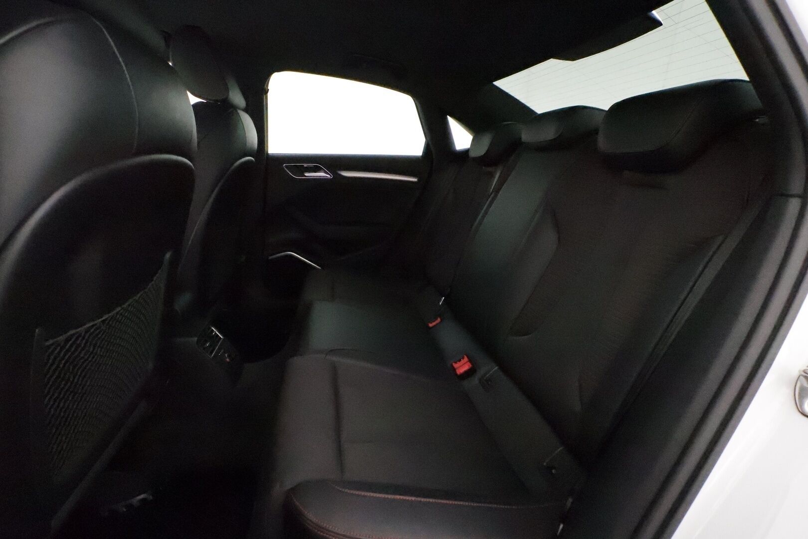 Audi S3 2015 Sedan 2,0 TFSI 221 kW quattro S tronic *Bang&Olufsen / Vakkari / Keyless / Navi / Sporttipenkit / Lohkolämmitin* - *Hunajakennomaski / Flatbottom ratti / Suomi-auto / Merkkihuollettu / Kahdet renkaat aluvanteilla*