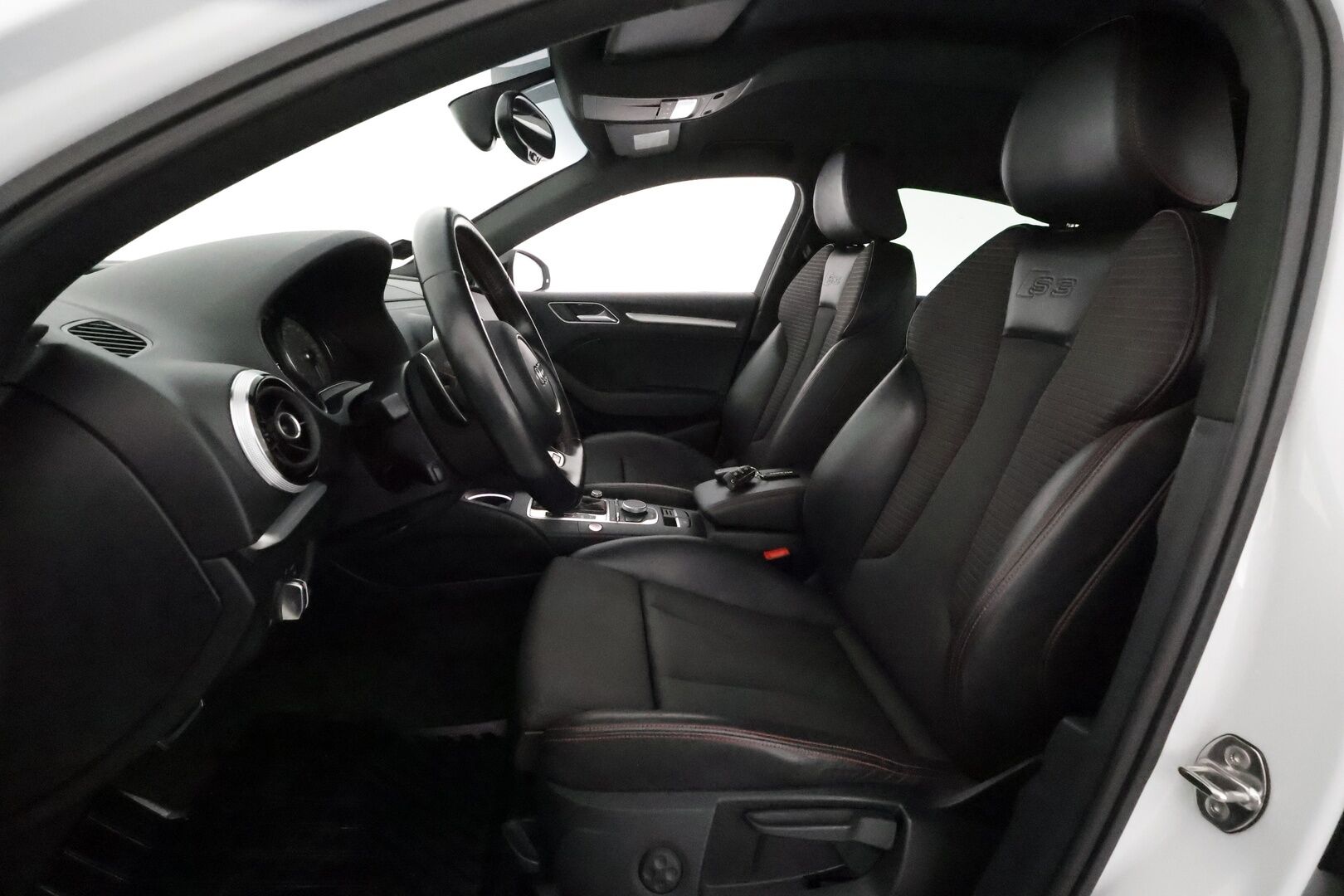 Audi S3 2015 Sedan 2,0 TFSI 221 kW quattro S tronic *Bang&Olufsen / Vakkari / Keyless / Navi / Sporttipenkit / Lohkolämmitin* - Hunajakennomaski / Flatbottom ratti / Suomi-auto / Merkkihuollettu / Kahdet renkaat aluvanteilla