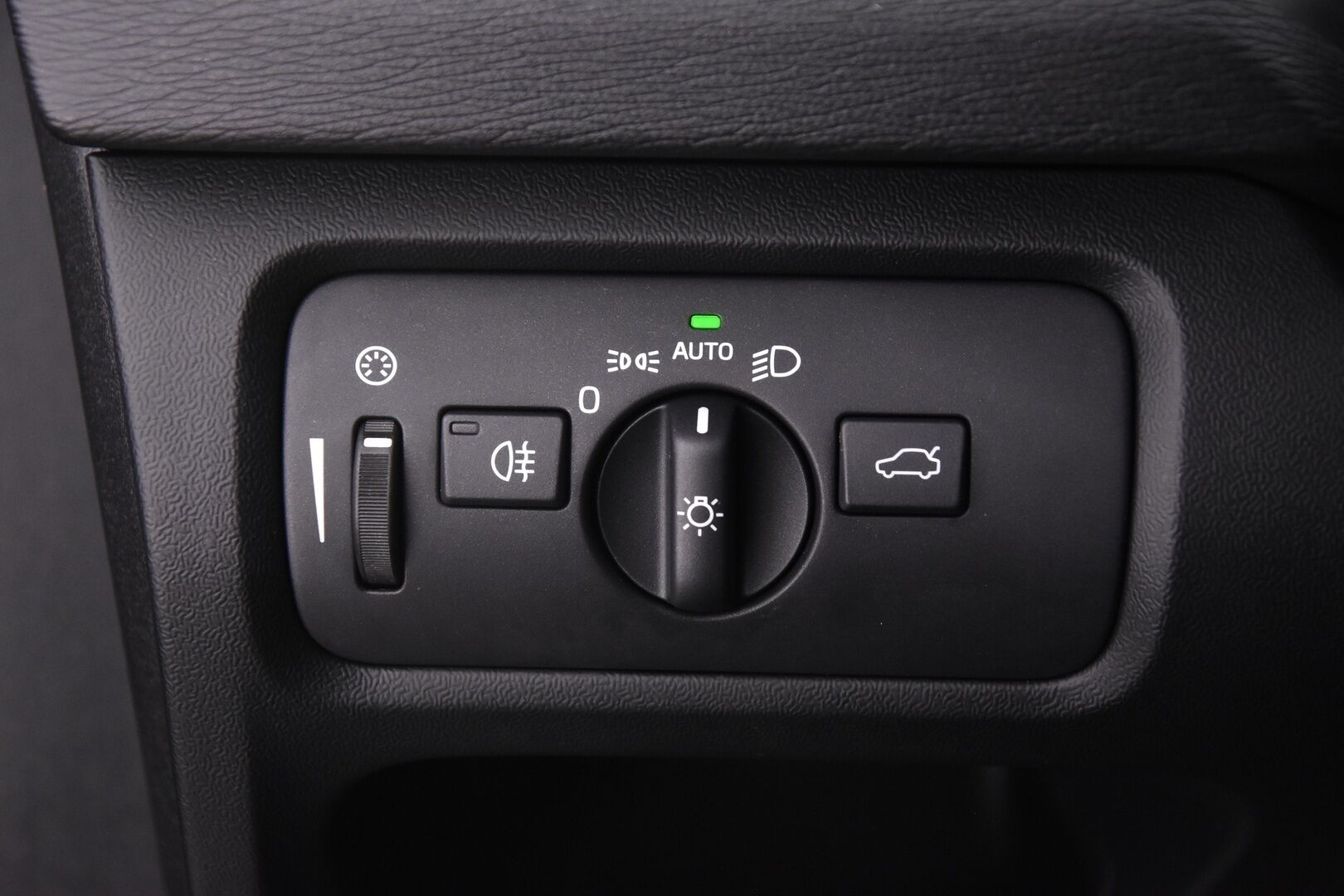 Volvo V40 2014 D2 Business aut *Nahkasisusta/  Tutka/  BT/  Aktiiviset Xenon ajovalot* - 2x vanteet uudet kesärenkaat ja hyvät nastat /  Jakopää tehty 03/2023   / Vakkari / Suomiauto