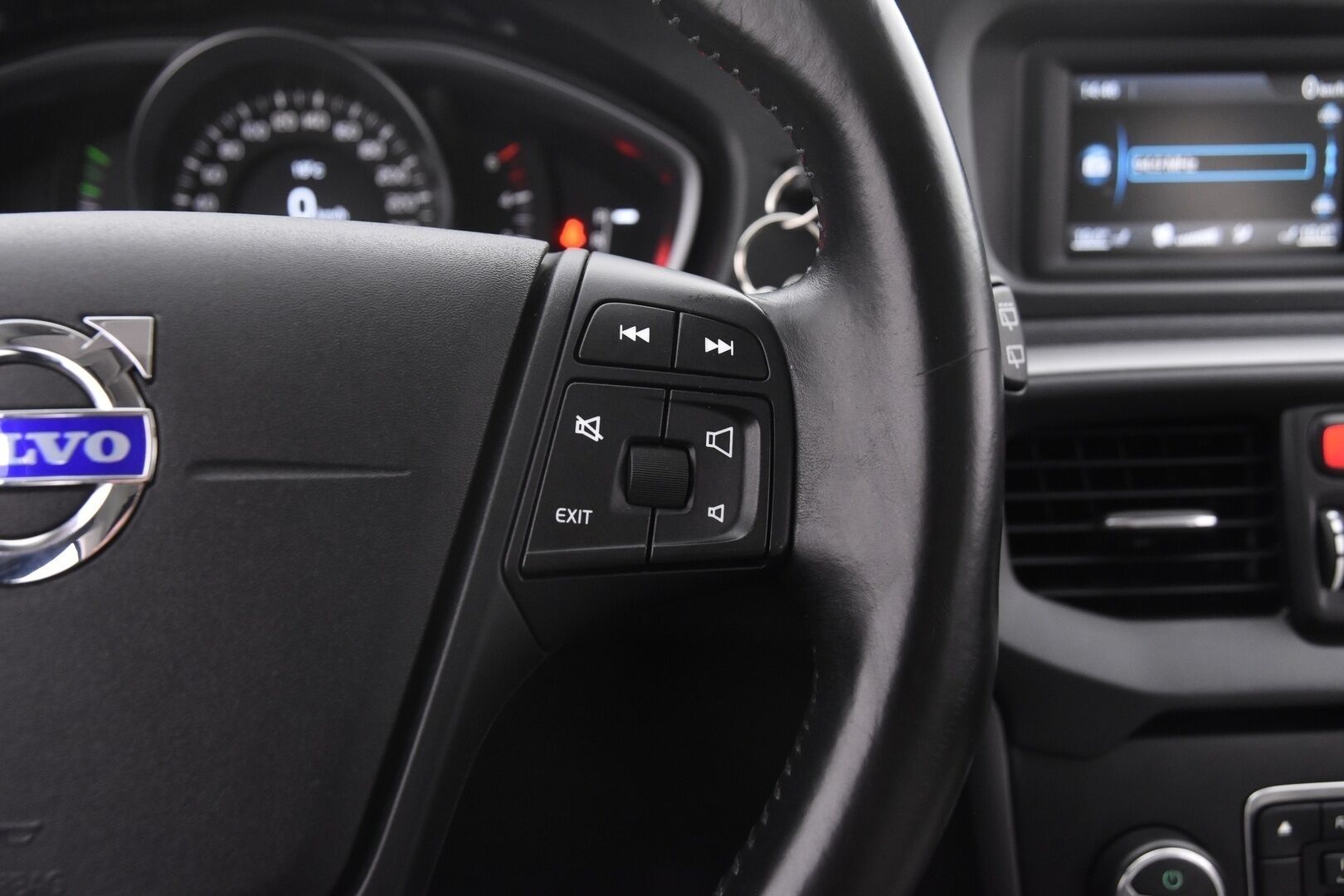 Volvo V40 2014 D2 Business aut *Nahkasisusta/  Tutka/  BT/  Aktiiviset Xenon ajovalot* - 2x vanteet uudet kesärenkaat ja hyvät nastat /  Jakopää tehty 03/2023   / Vakkari / Suomiauto