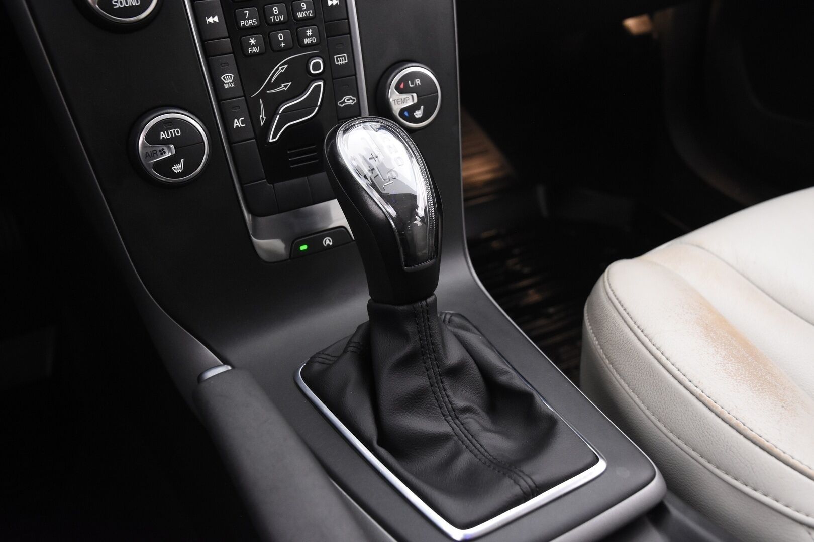 Volvo V40 2014 D2 Business aut *Nahkasisusta/  Tutka/  BT/  Aktiiviset Xenon ajovalot* - 2x vanteet uudet kesärenkaat ja hyvät nastat /  Jakopää tehty 03/2023   / Vakkari / Suomiauto