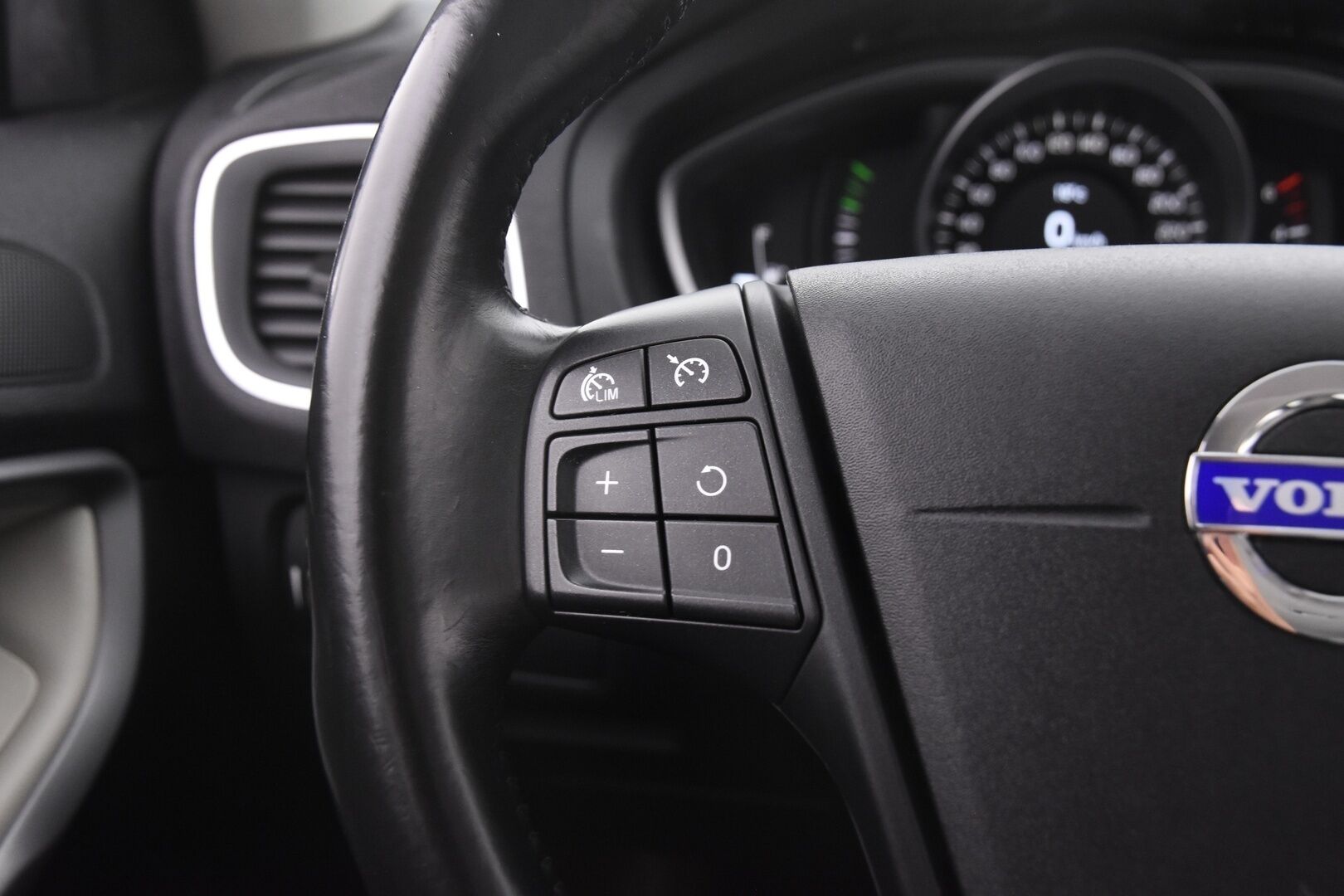 Volvo V40 2014 D2 Business aut *Nahkasisusta/  Tutka/  BT/  Aktiiviset Xenon ajovalot* - 2x vanteet uudet kesärenkaat ja hyvät nastat /  Jakopää tehty 03/2023   / Vakkari / Suomiauto