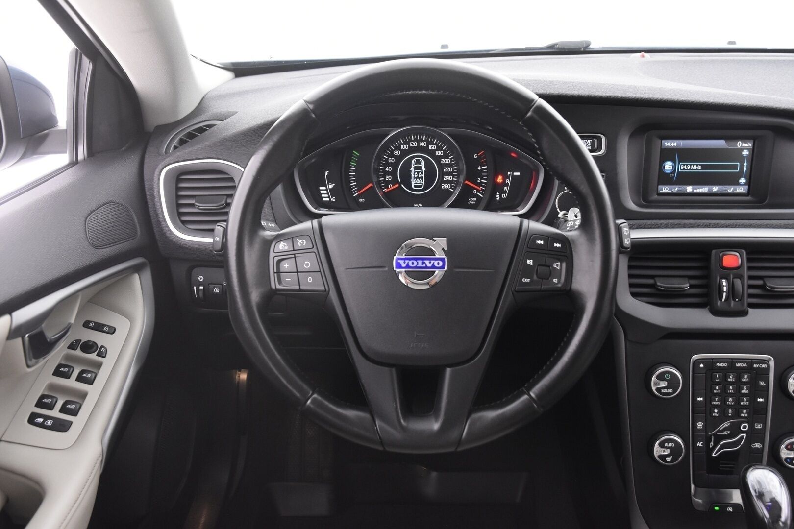 Volvo V40 2014 D2 Business aut *Nahkasisusta/  Tutka/  BT/  Aktiiviset Xenon ajovalot* - 2x vanteet uudet kesärenkaat ja hyvät nastat /  Jakopää tehty 03/2023   / Vakkari / Suomiauto