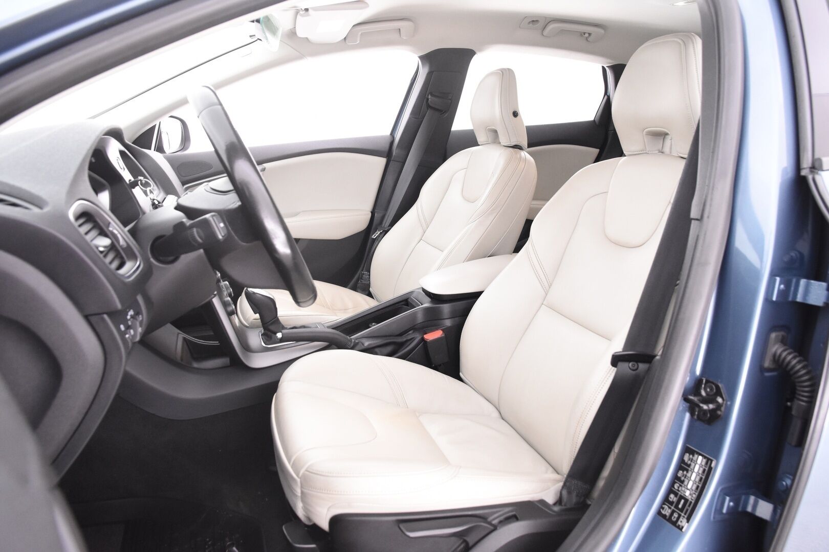 Volvo V40 2014 D2 Business aut *Nahkasisusta/  Tutka/  BT/  Aktiiviset Xenon ajovalot* - 2x vanteet uudet kesärenkaat ja hyvät nastat /  Jakopää tehty 03/2023   / Vakkari / Suomiauto