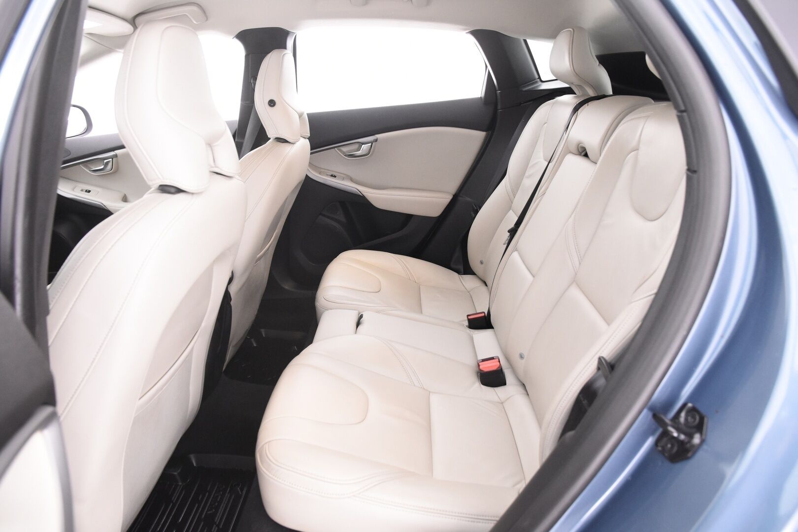 Volvo V40 2014 D2 Business aut *Nahkasisusta/  Tutka/  BT/  Aktiiviset Xenon ajovalot* - 2x vanteet uudet kesärenkaat ja hyvät nastat /  Jakopää tehty 03/2023   / Vakkari / Suomiauto