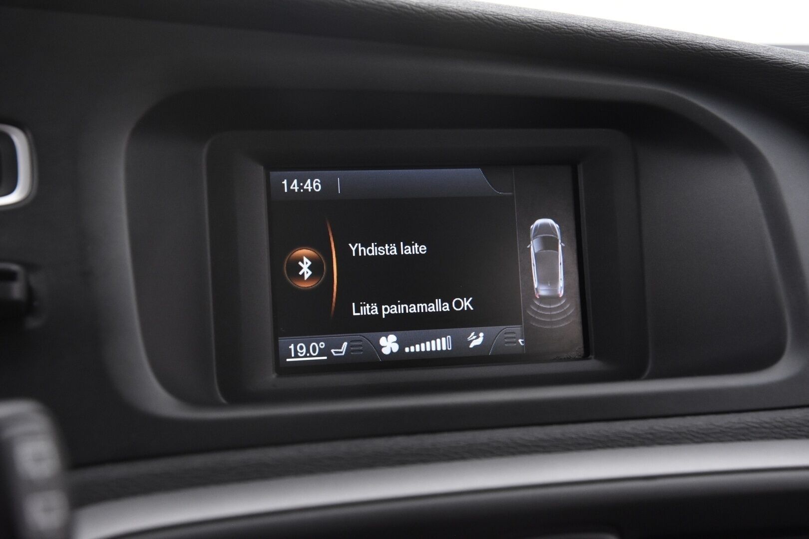 Volvo V40 2014 D2 Business aut *Nahkasisusta/  Tutka/  BT/  Aktiiviset Xenon ajovalot* - 2x vanteet uudet kesärenkaat ja hyvät nastat /  Jakopää tehty 03/2023   / Vakkari / Suomiauto