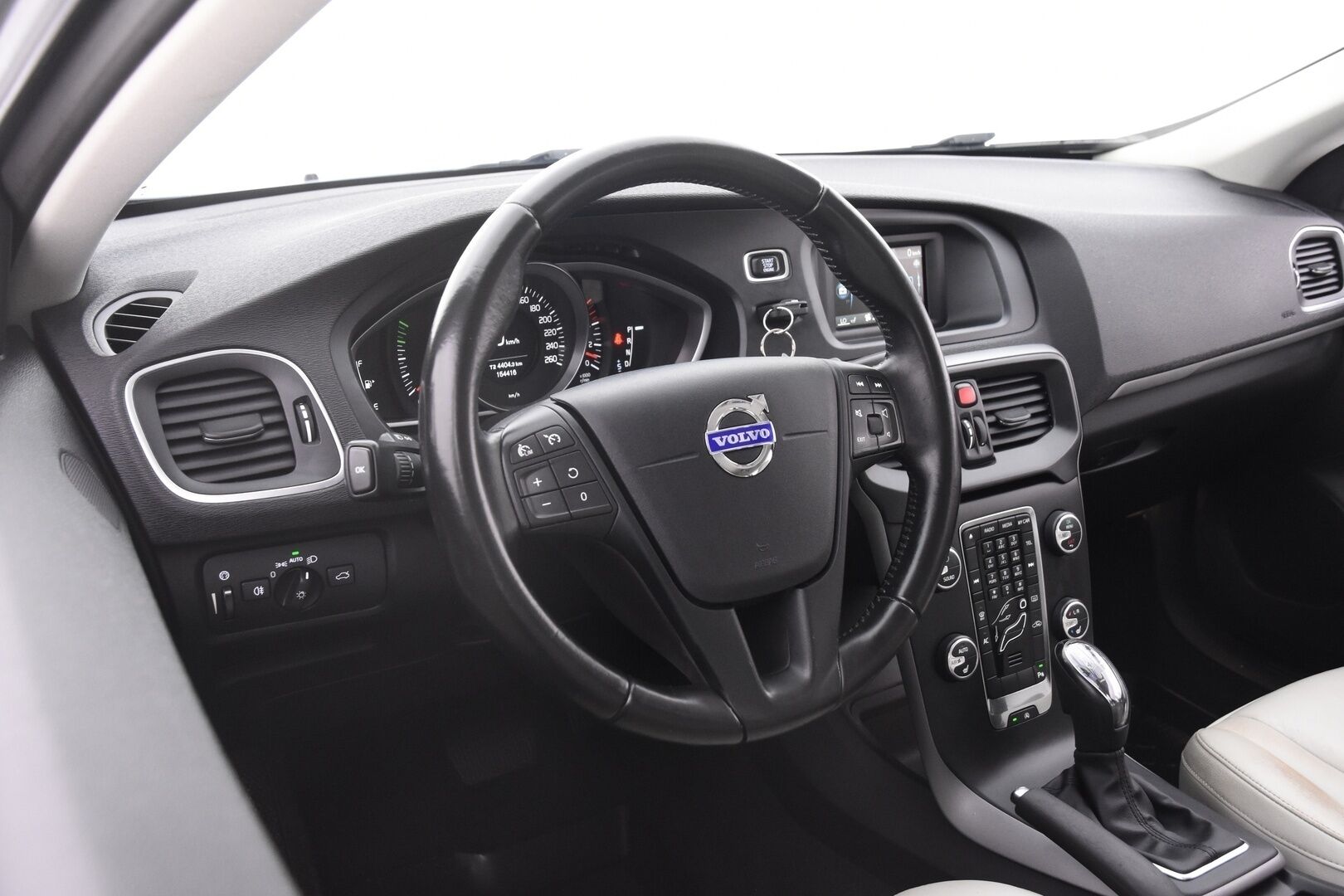 Volvo V40 2014 D2 Business aut *Nahkasisusta/  Tutka/  BT/  Aktiiviset Xenon ajovalot* - 2x vanteet uudet kesärenkaat ja hyvät nastat /  Jakopää tehty 03/2023   / Vakkari / Suomiauto