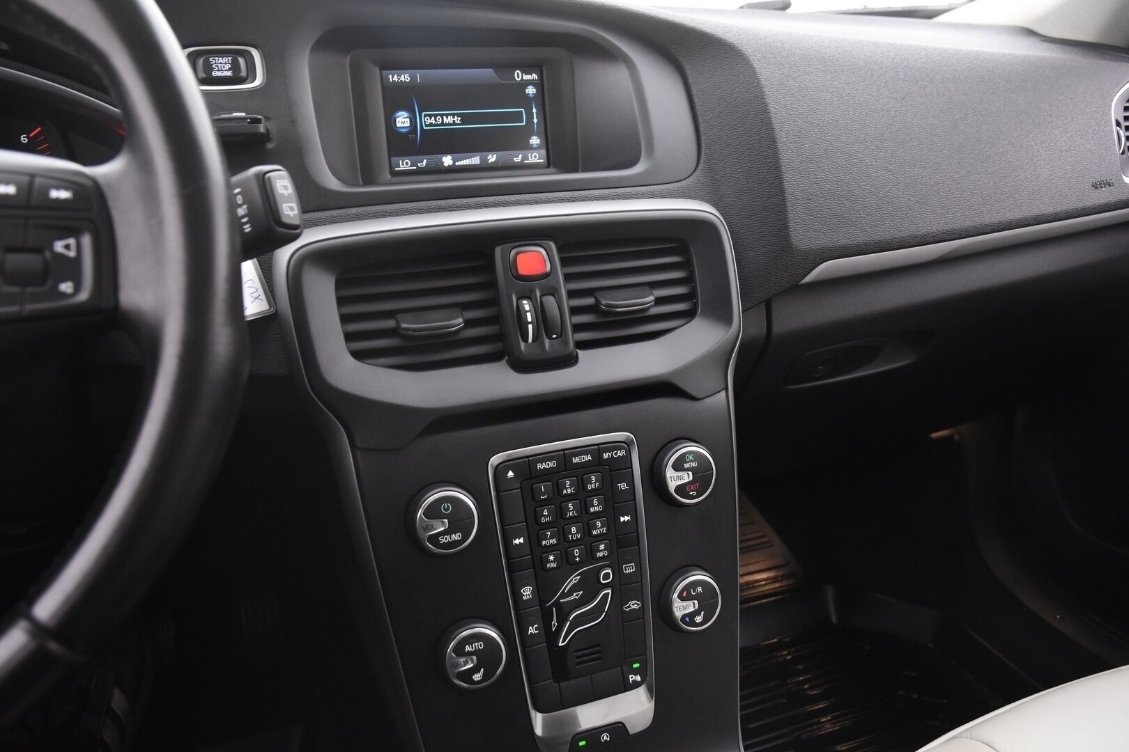 Volvo V40 2014 D2 Business aut *Nahkasisusta/  Tutka/  BT/  Aktiiviset Xenon ajovalot* - 2x vanteet uudet kesärenkaat ja hyvät nastat /  Jakopää tehty 03/2023   / Vakkari / Suomiauto