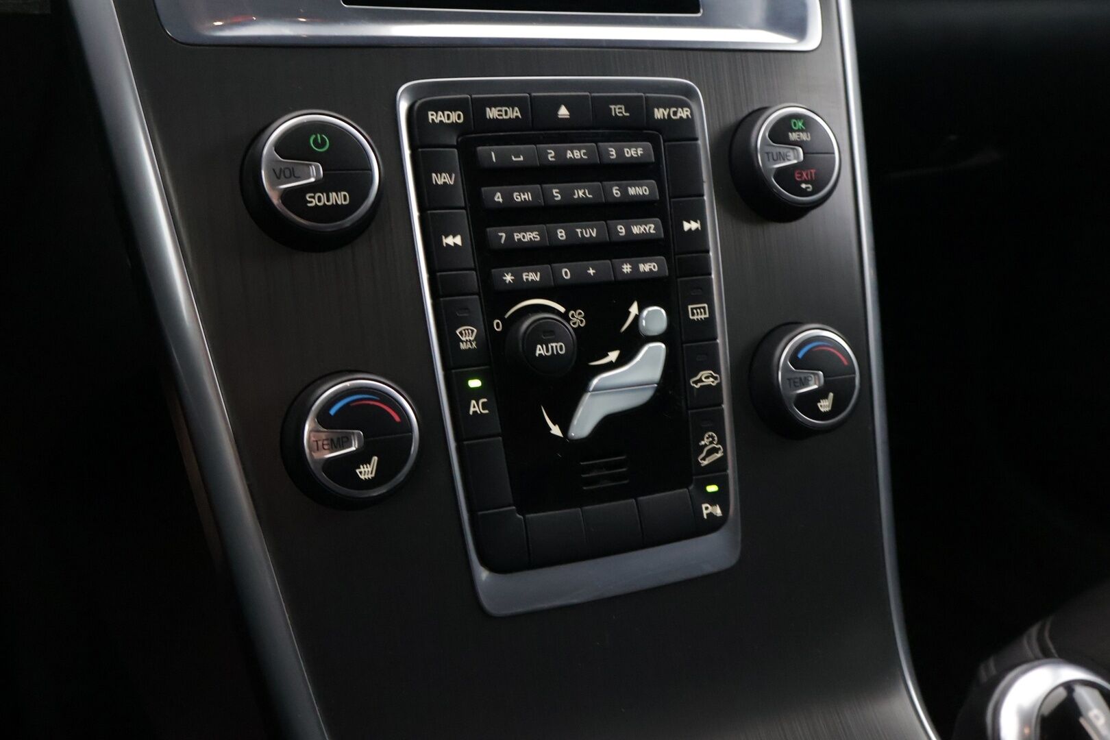 Volvo XC60 2014 D4 AWD Momentum aut *Suomi-auto / Facelift / Webasto / Koukku / Digimittari / Navi / P. tutka* - Erinomaisesti huollettu / Nokian Nastarenkaat / Hyvin Varusteltu Suomiauto!