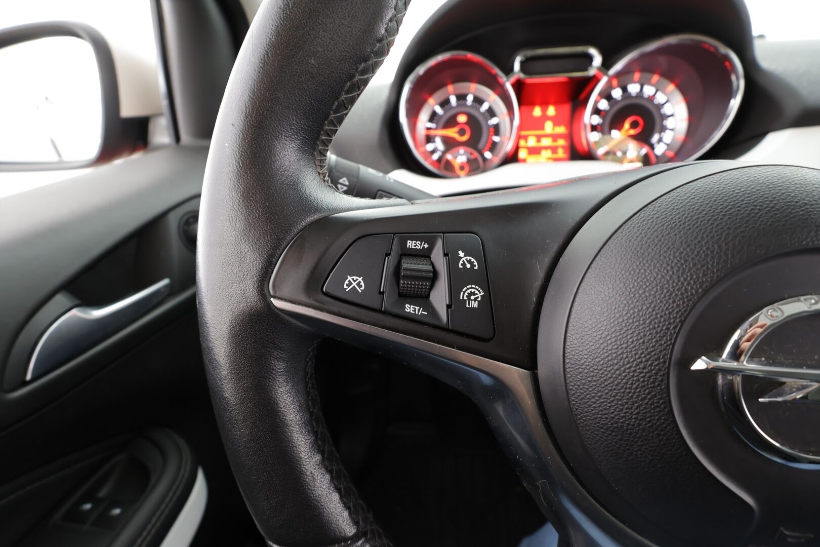 Opel Adam 2014 3-ov Glam 1,4 ecoFLEX 64kW MT5 * Vakkari / Bluetooth / Lasikatto / Puolinahat / Aut.Ilmastointi / Ratinlämmitys * - Suomi-auto - HULLUT BLACKWEEK JATKOT - KORKOTARJOUS 2,49%