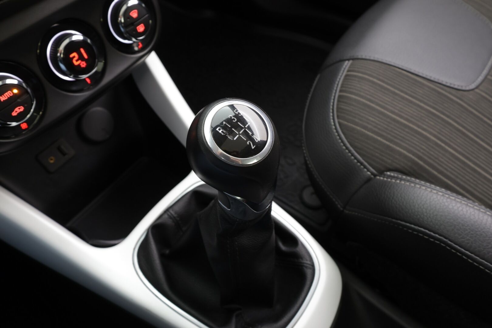 Opel Adam 2014 3-ov Glam 1,4 ecoFLEX 64kW MT5 * Vakkari / Bluetooth / Lasikatto / Puolinahat / Aut.Ilmastointi / Ratinlämmitys * - *Suomi-auto / Panorama / Vähän ajettu!*