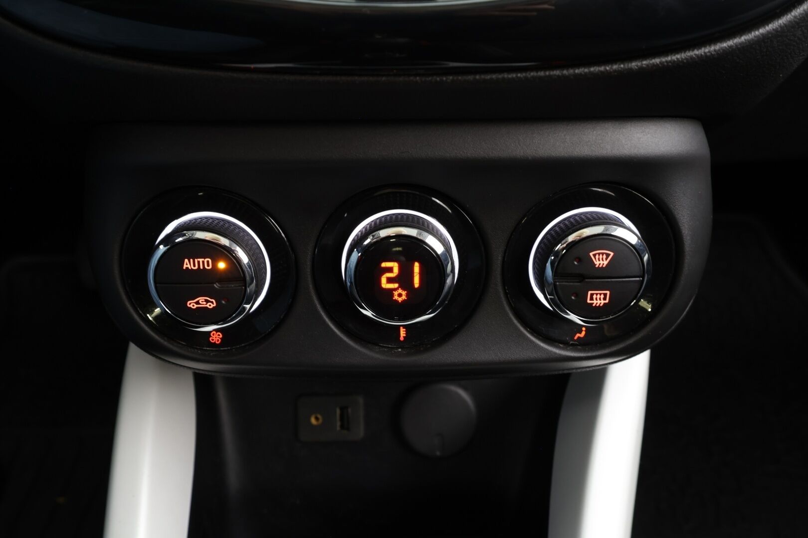 Opel Adam 2014 3-ov Glam 1,4 ecoFLEX 64kW MT5 * Vakkari / Bluetooth / Lasikatto / Puolinahat / Aut.Ilmastointi / Ratinlämmitys * - Suomi-auto - HULLUT BLACKWEEK JATKOT - KORKOTARJOUS 2,49%