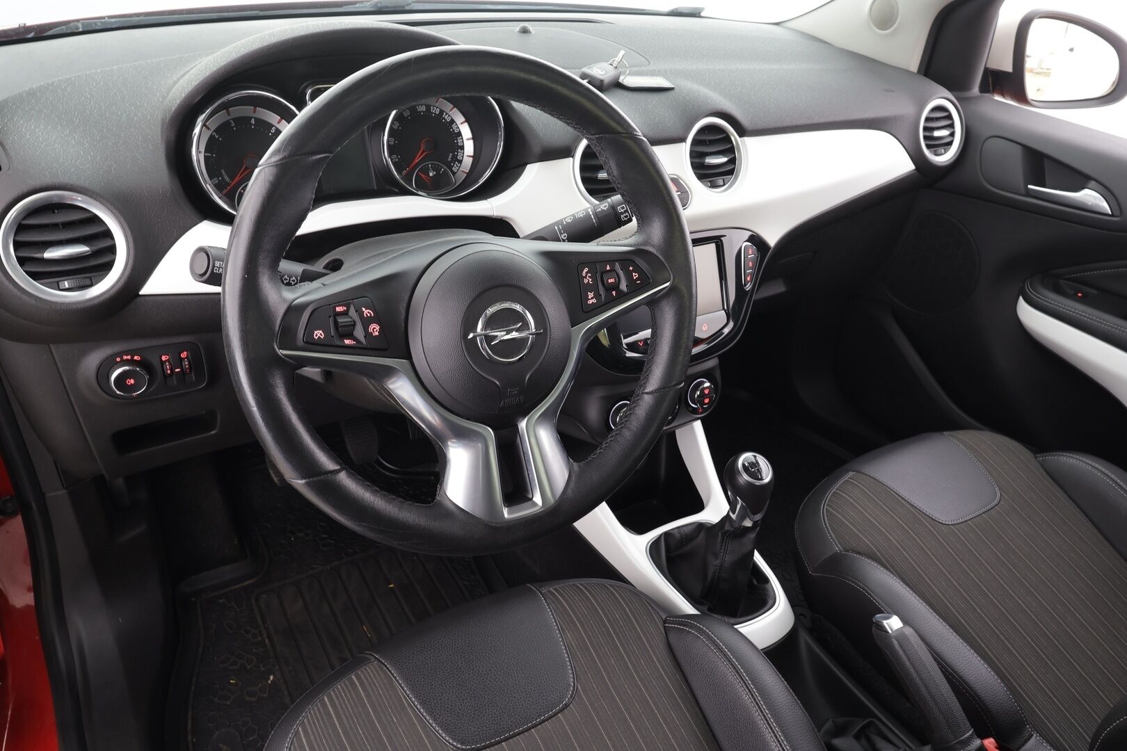 Opel Adam 2014 3-ov Glam 1,4 ecoFLEX 64kW MT5 * Vakkari / Bluetooth / Lasikatto / Puolinahat / Aut.Ilmastointi / Ratinlämmitys * - Suomi-auto - HULLUT BLACKWEEK JATKOT - KORKOTARJOUS 2,49%