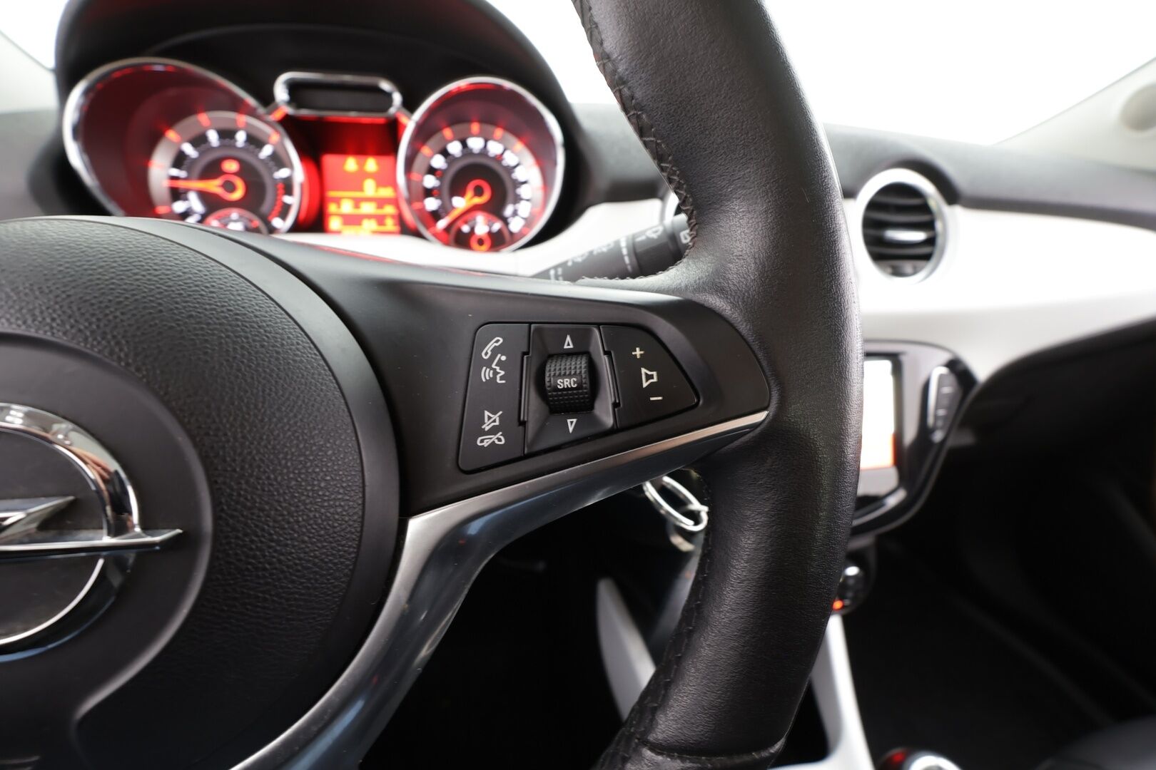 Opel Adam 2014 3-ov Glam 1,4 ecoFLEX 64kW MT5 * Vakkari / Bluetooth / Lasikatto / Puolinahat / Aut.Ilmastointi / Ratinlämmitys * - Suomi-auto - HULLUT BLACKWEEK JATKOT - KORKOTARJOUS 2,49%