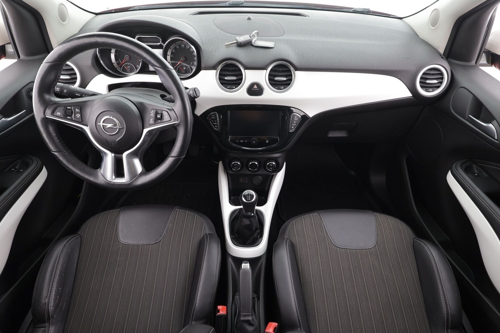Opel Adam 2014 3-ov Glam 1,4 ecoFLEX 64kW MT5 * Vakkari / Bluetooth / Lasikatto / Puolinahat / Aut.Ilmastointi / Ratinlämmitys * - Suomi-auto - HULLUT BLACKWEEK JATKOT - KORKOTARJOUS 2,49%